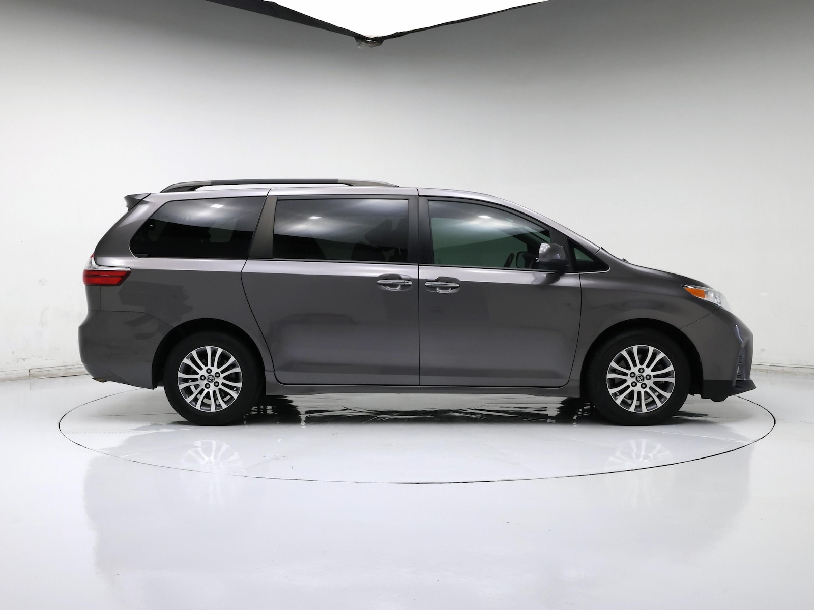 2019 Toyota Sienna XLE - Photo 8
