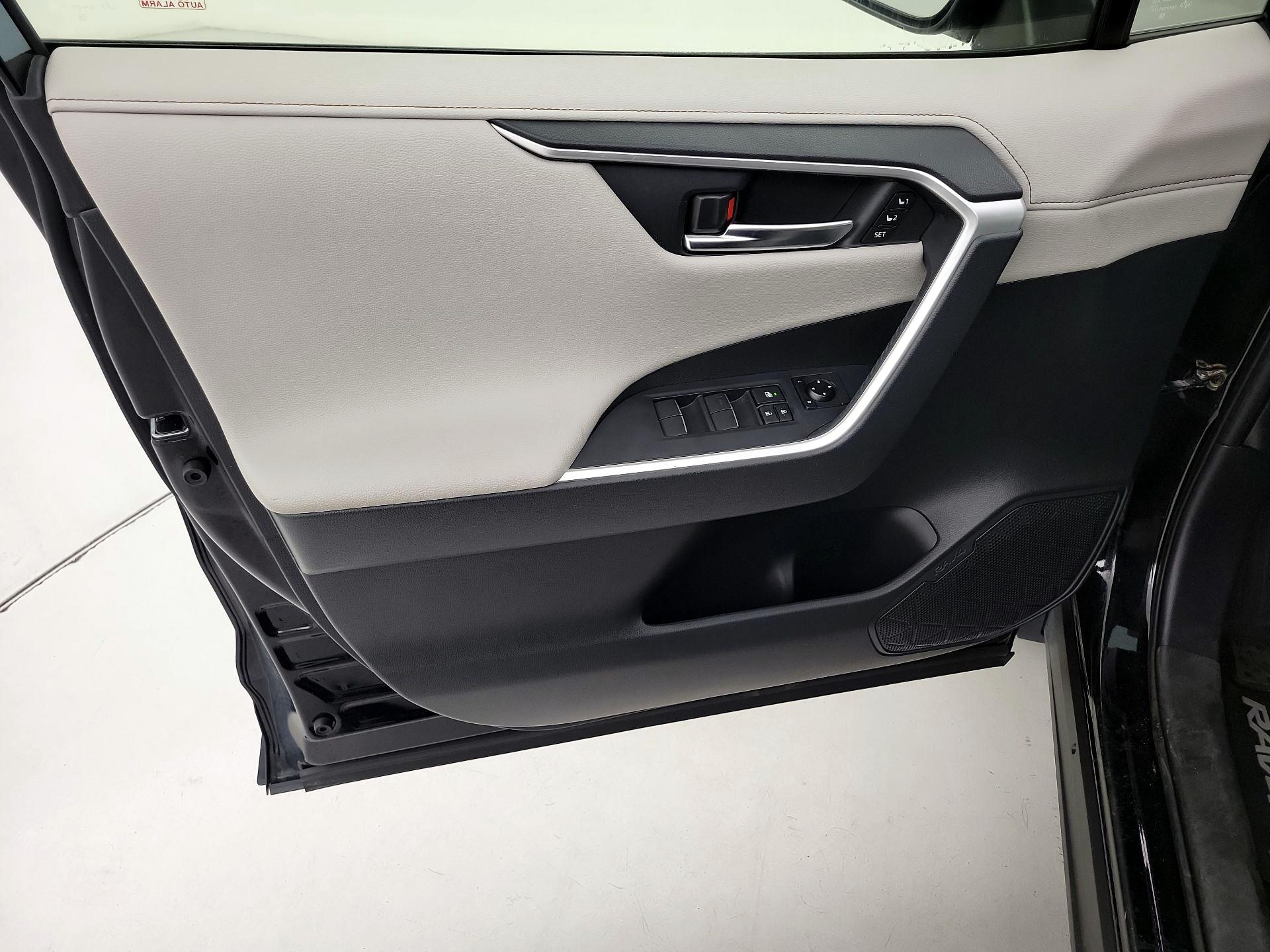 Thumbnail: 2019 Toyota RAV4 - 12