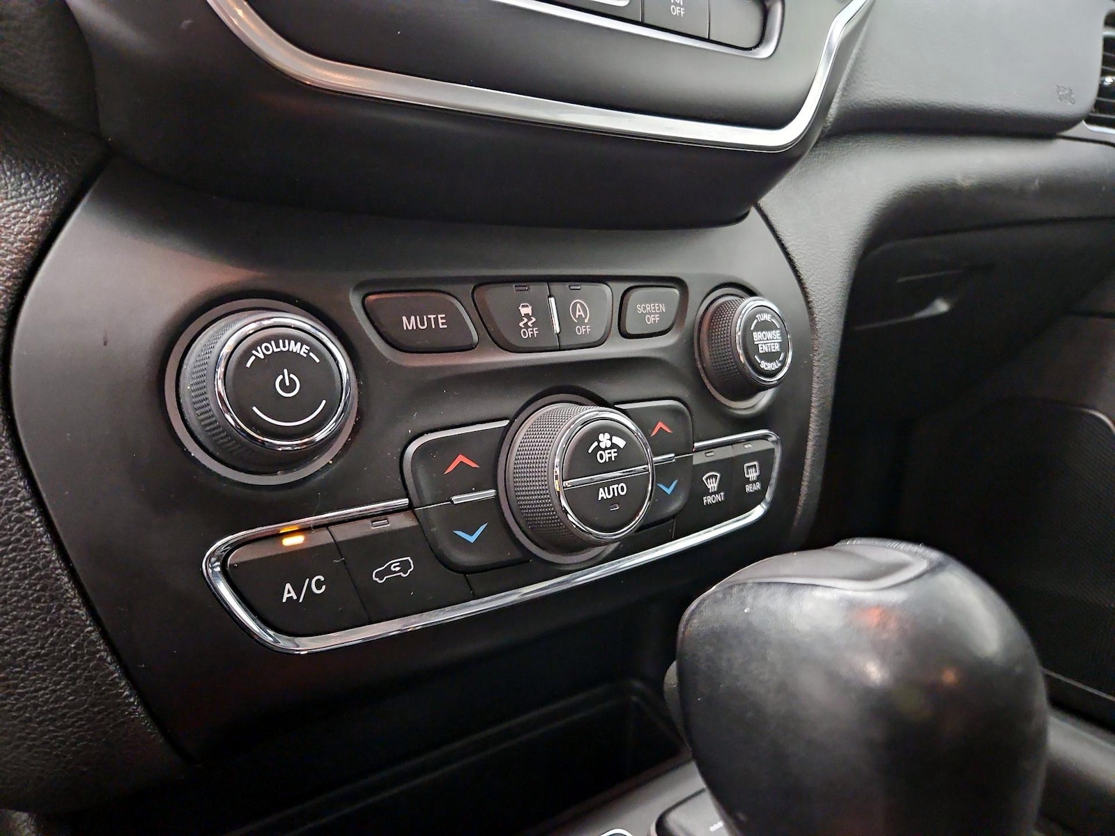 2021 Jeep Cherokee Latitude Lux - Photo 17