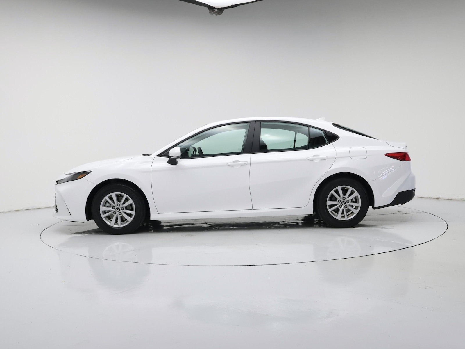 2026 Toyota Camry LE - Photo 4