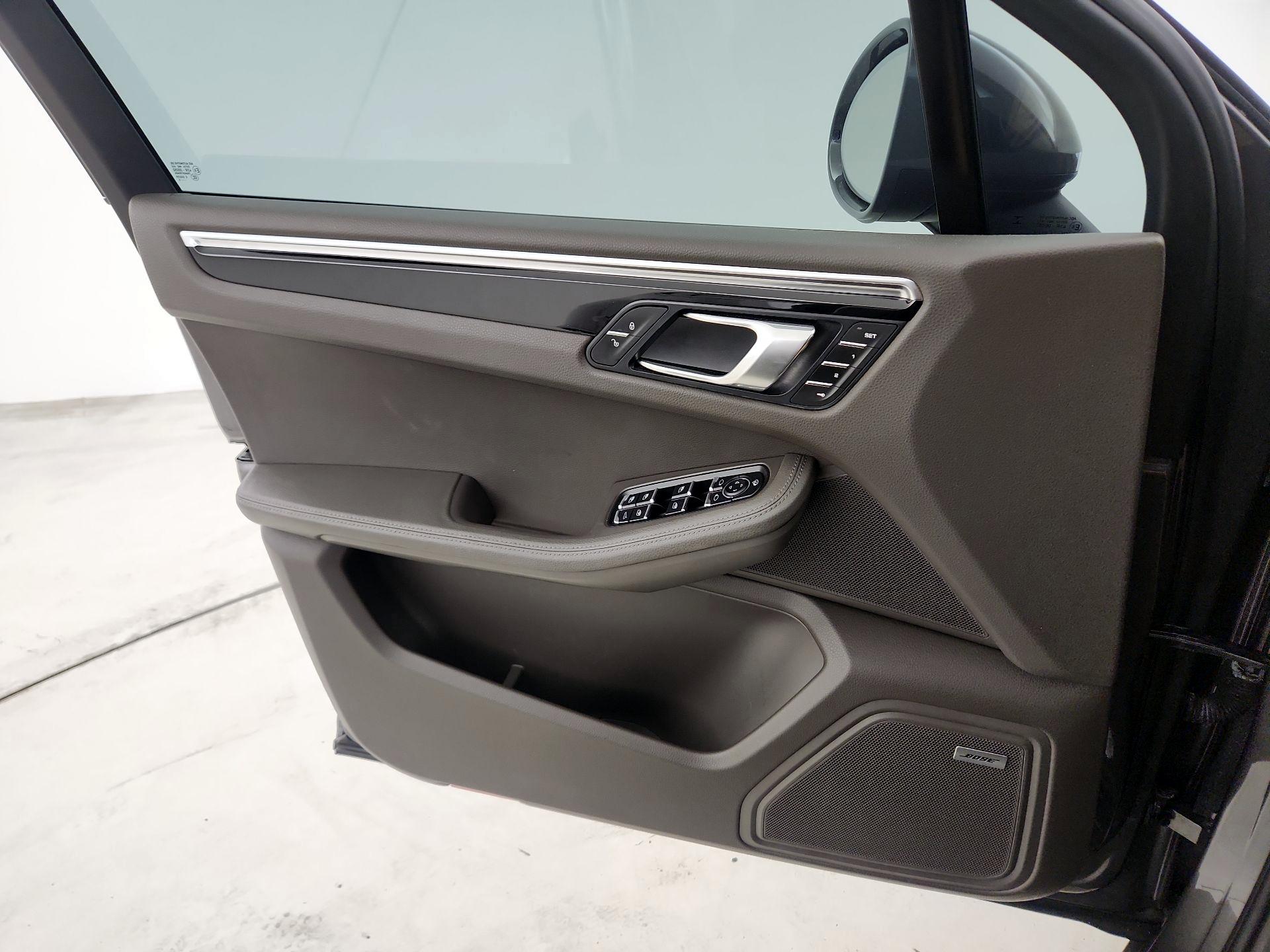 Thumbnail: 2015 Porsche Macan - 12