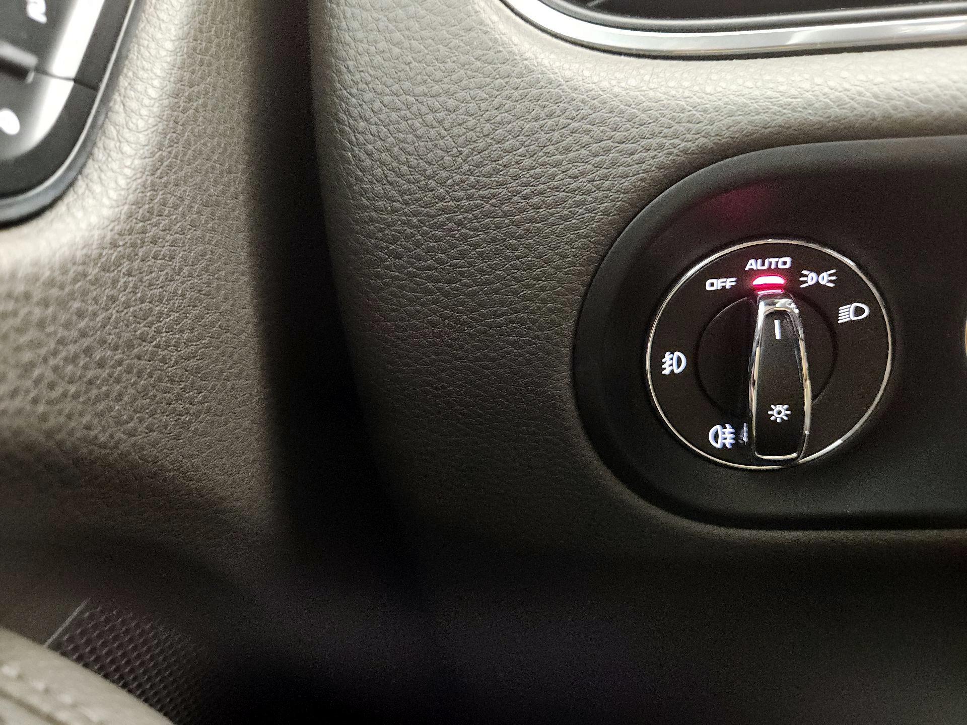 Thumbnail: 2015 Porsche Macan - 13