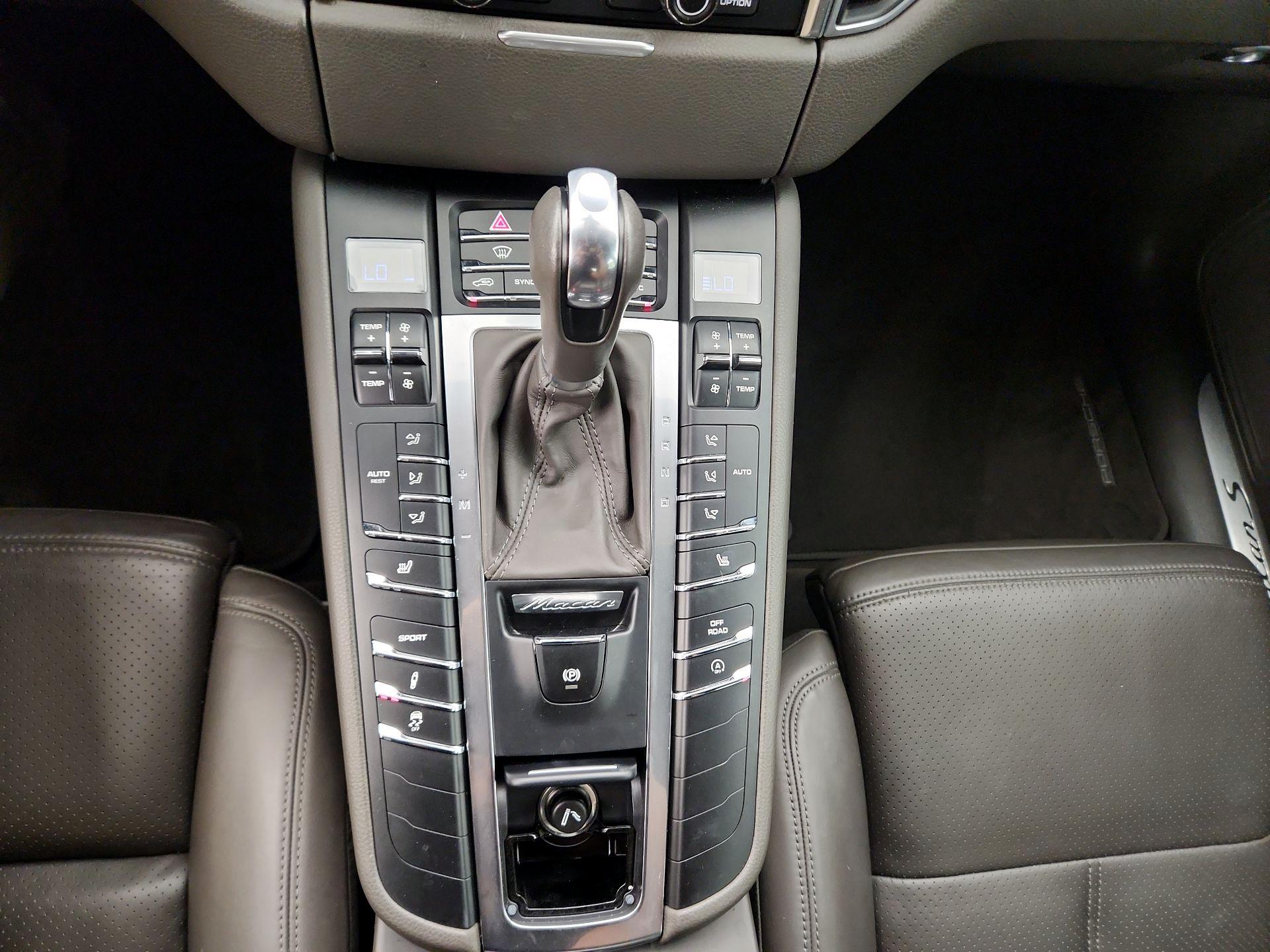 Thumbnail: 2015 Porsche Macan - 17