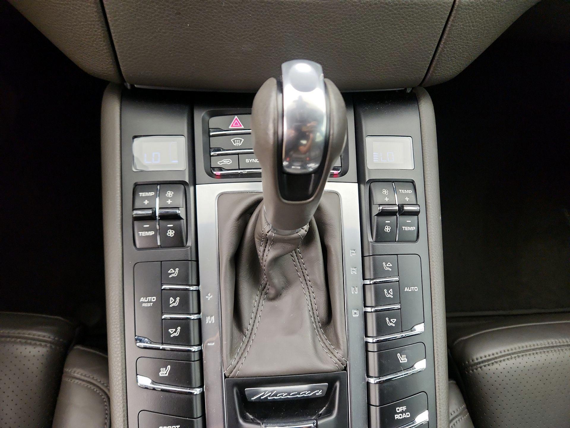 Thumbnail: 2015 Porsche Macan - 18