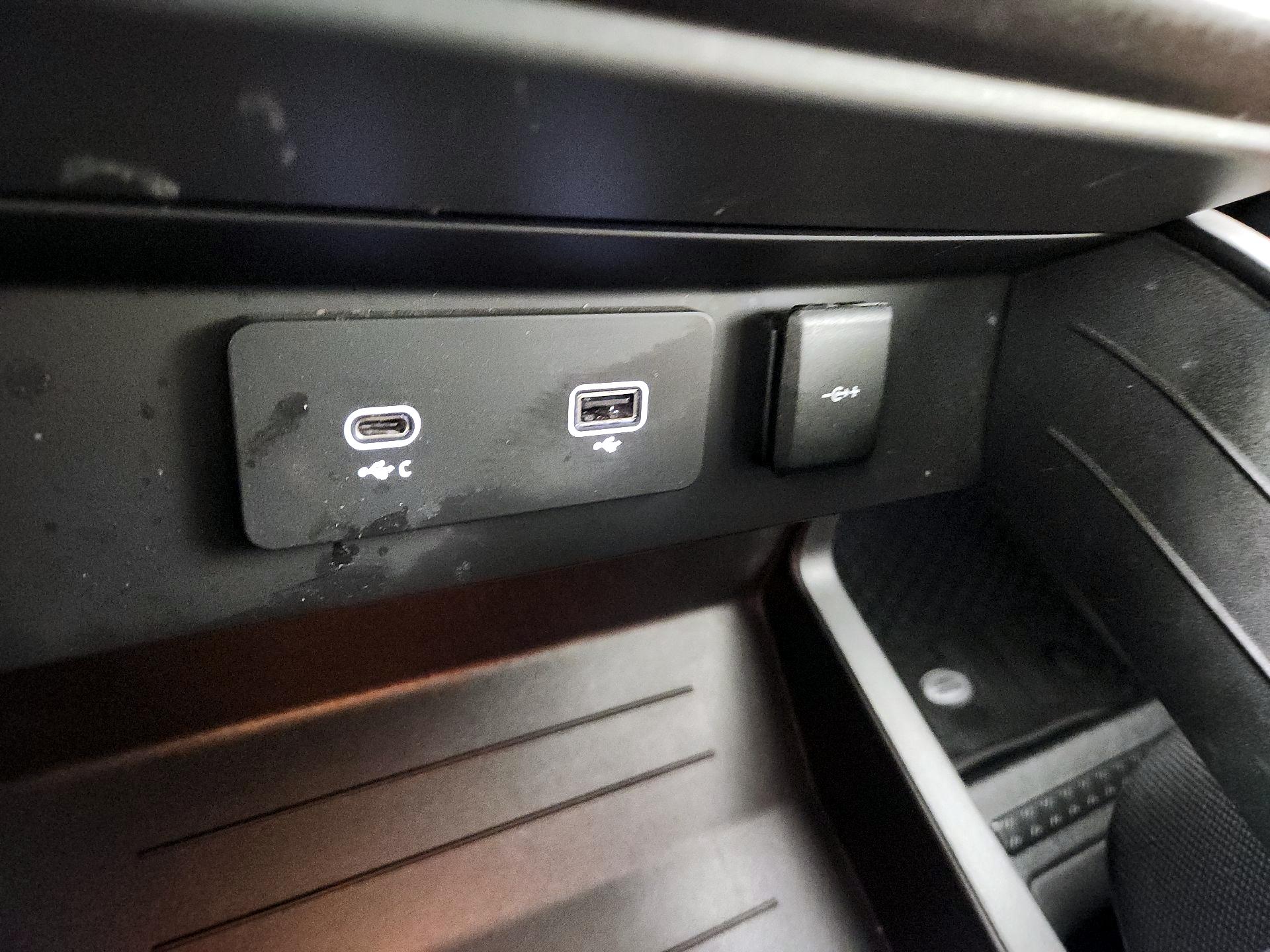 Thumbnail: 2021 Land Rover Defender - 19