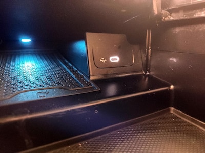 USB/AUX Ports