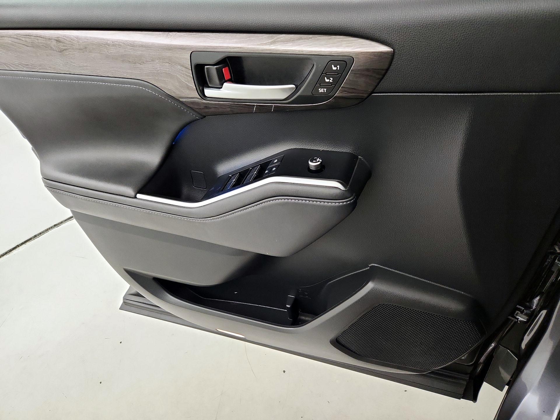 Thumbnail: 2021 Toyota Highlander - 12