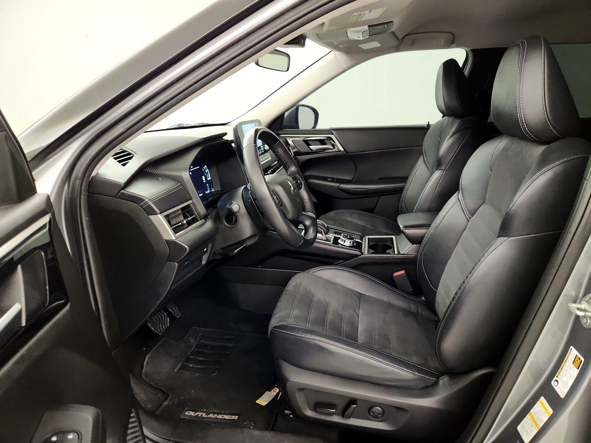 Thumbnail: 2023 Mitsubishi Outlander - 11