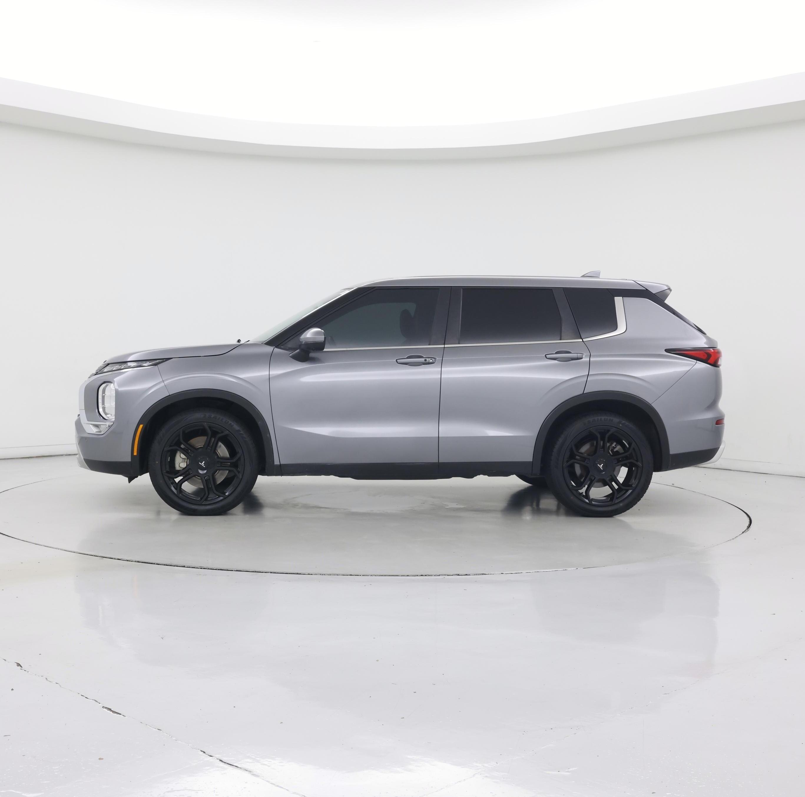 Thumbnail: 2023 Mitsubishi Outlander - 3