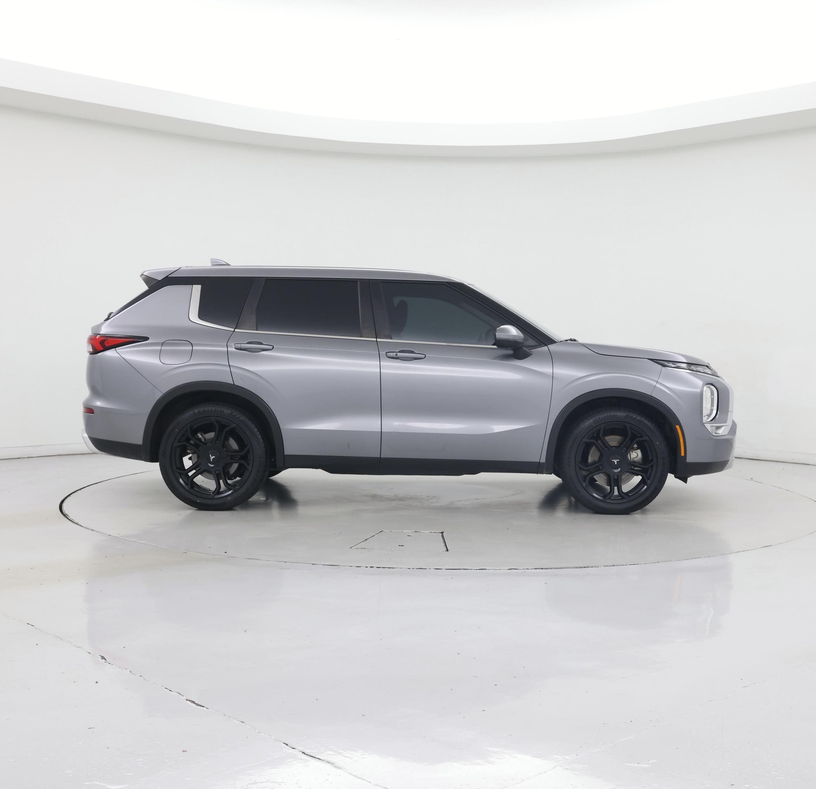 Thumbnail: 2023 Mitsubishi Outlander - 7