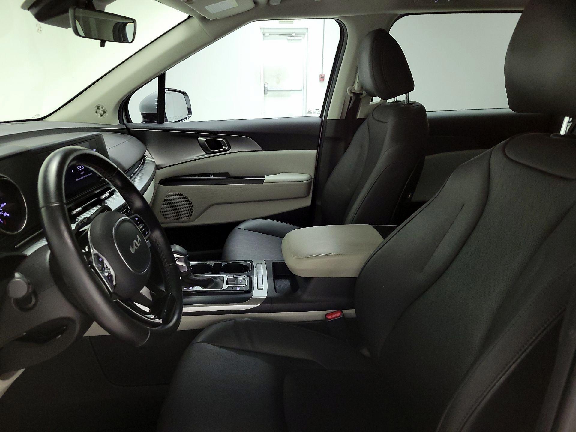 Thumbnail: 2023 Kia Carnival - 11