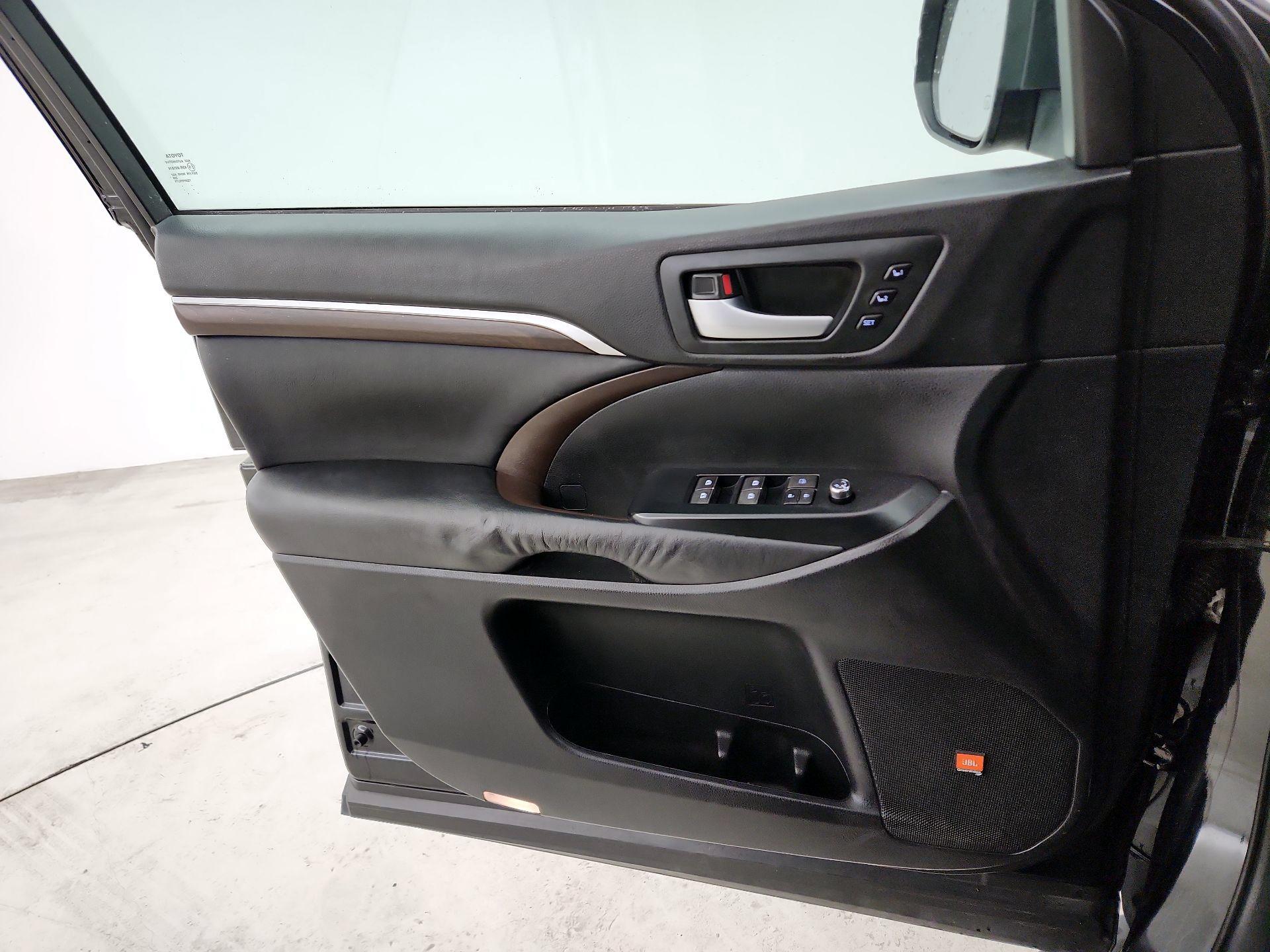 Thumbnail: 2015 Toyota Highlander - 12