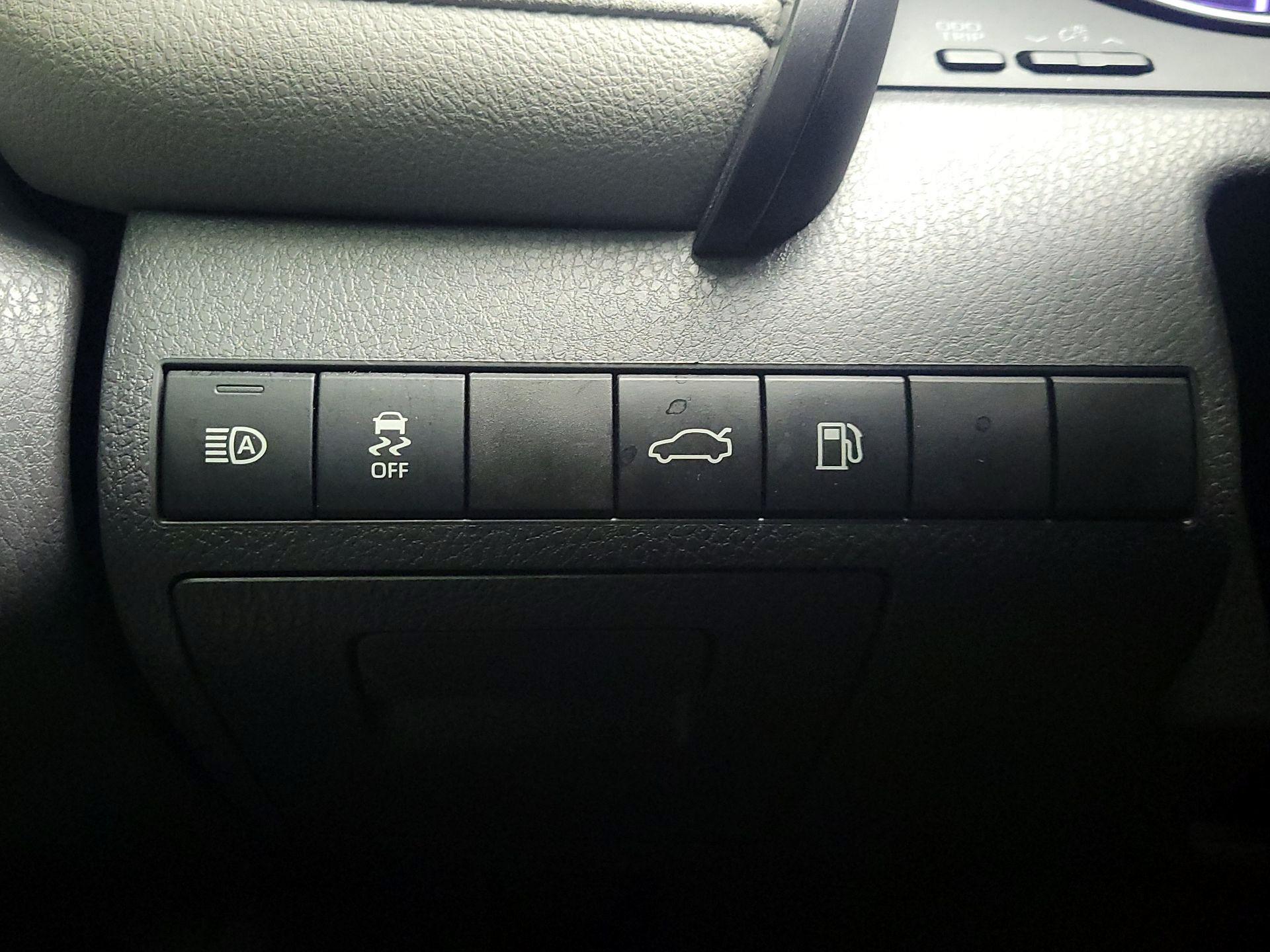 Thumbnail: 2018 Toyota Camry - 13