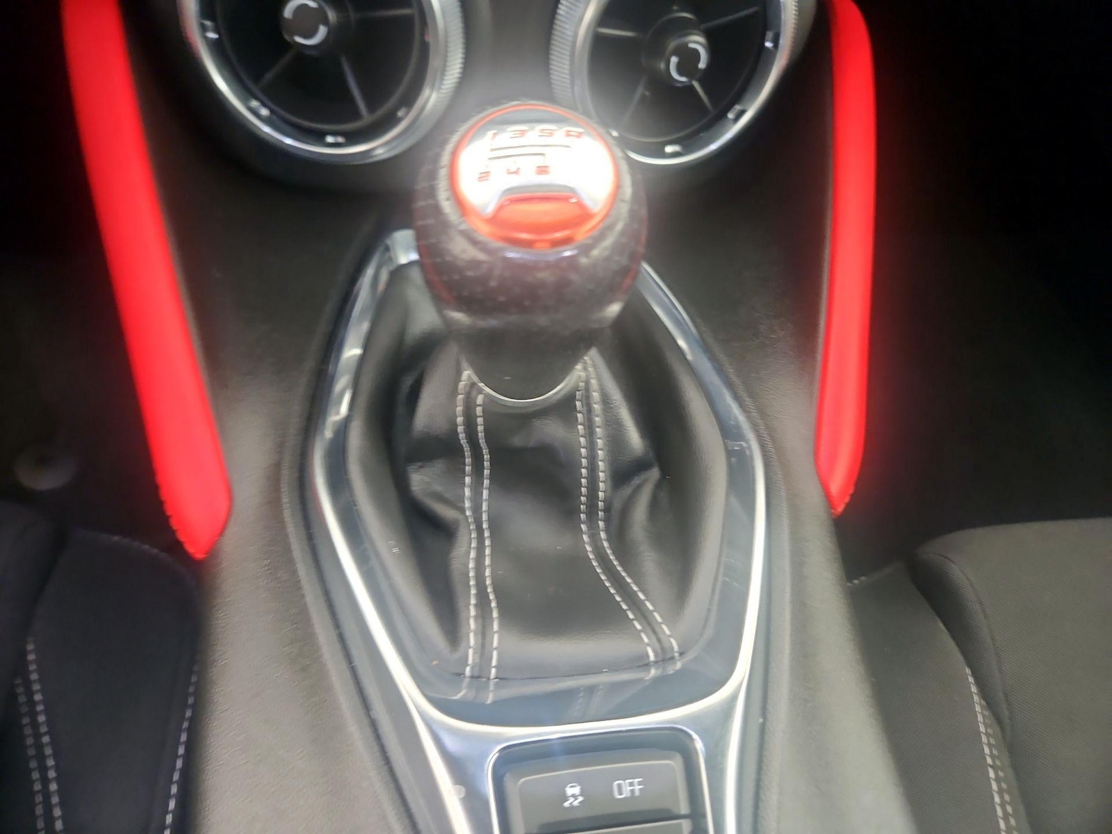 2022 Chevrolet Camaro LT1 - Photo 18