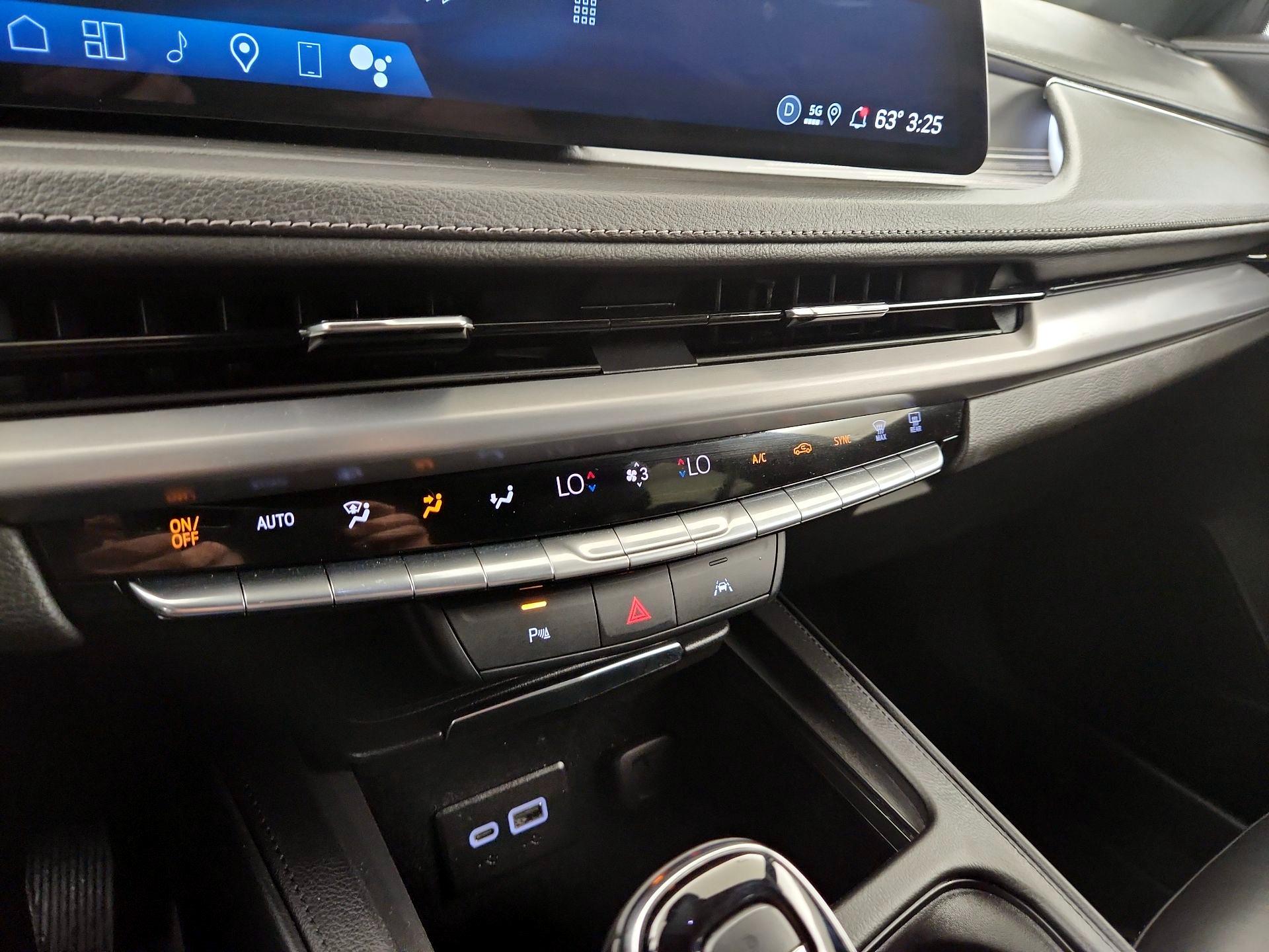 Thumbnail: 2025 Cadillac XT4 - 17
