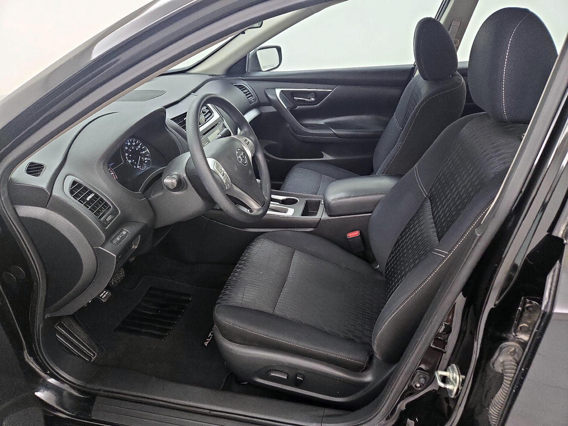 Thumbnail: 2017 Nissan Altima - 11