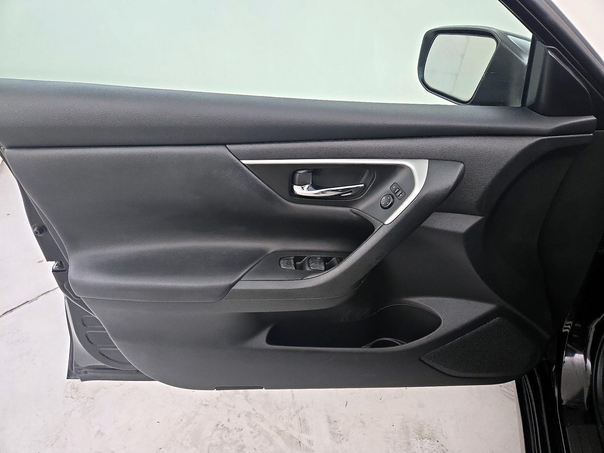 Thumbnail: 2017 Nissan Altima - 12