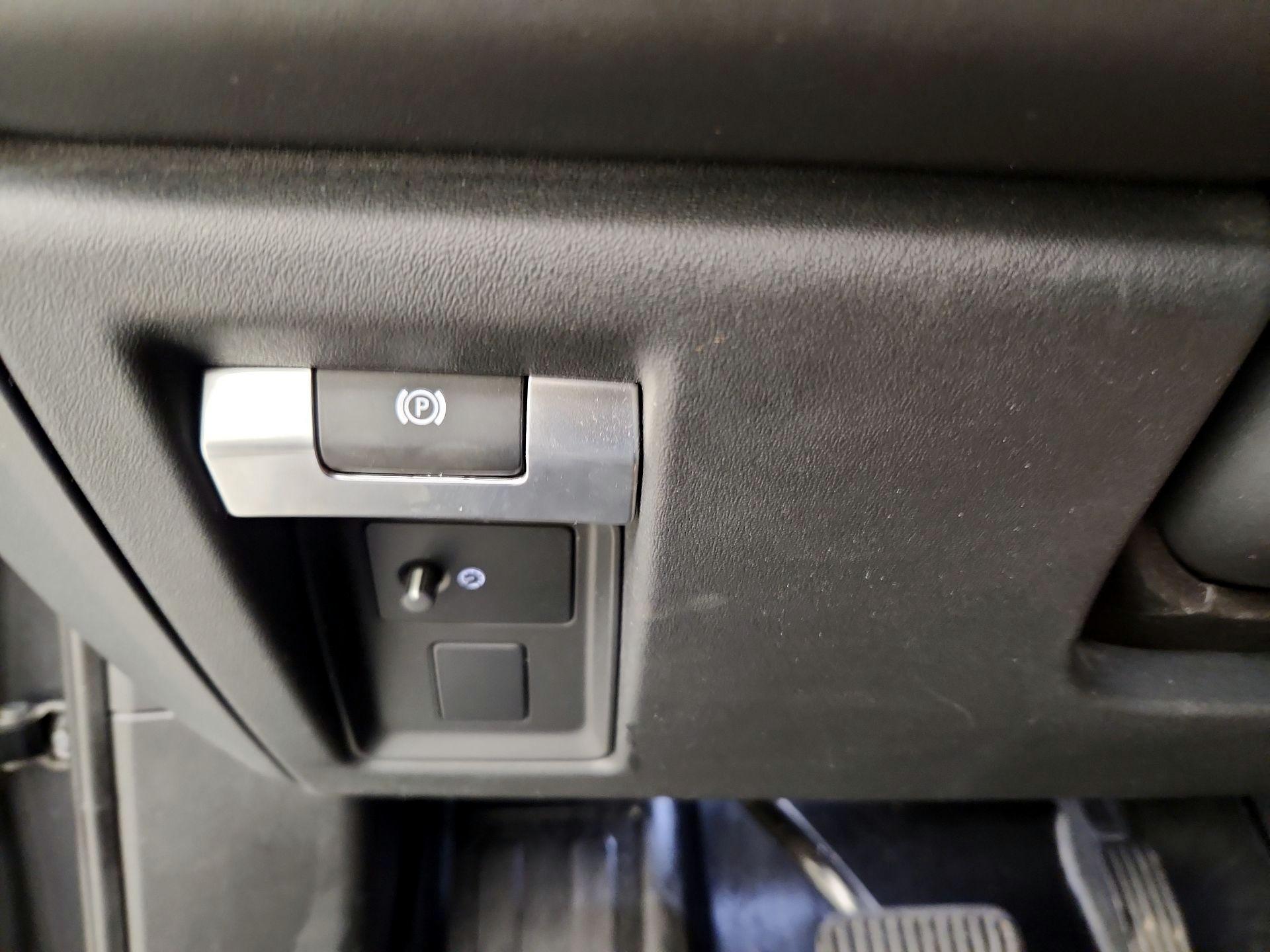 Thumbnail: 2021 Land Rover Defender - 13