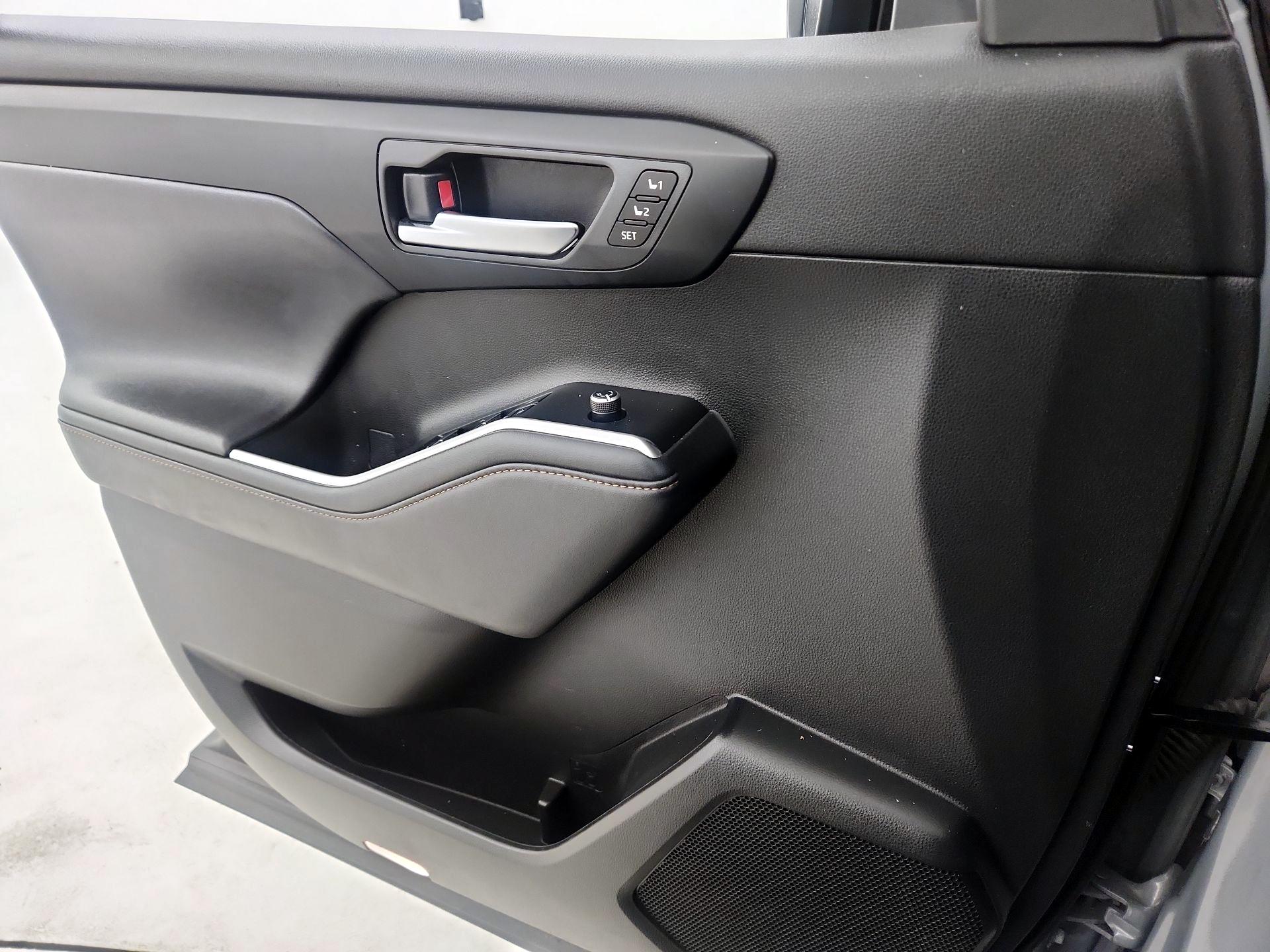 Thumbnail: 2022 Toyota Highlander - 10