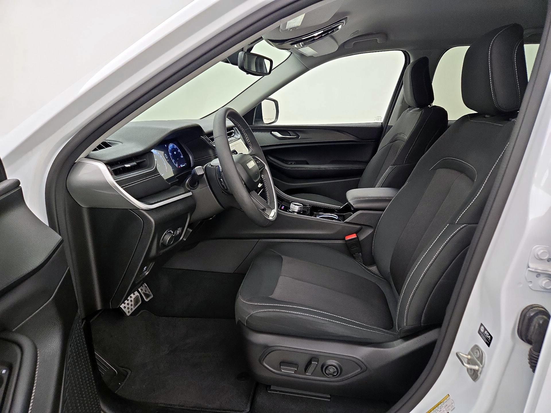 Thumbnail: 2023 Jeep Grand Cherokee - 11