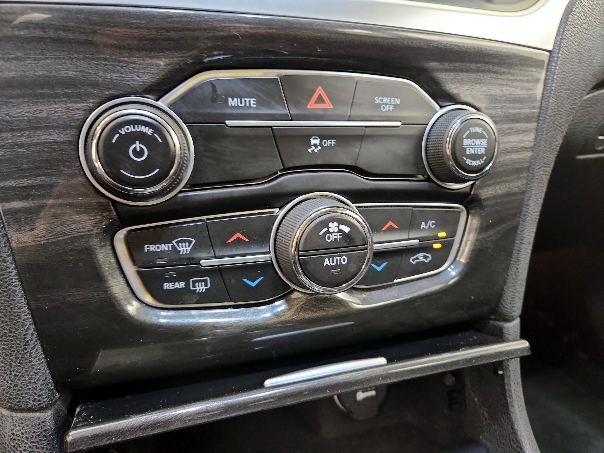 Thumbnail: 2017 Chrysler 300 - 16