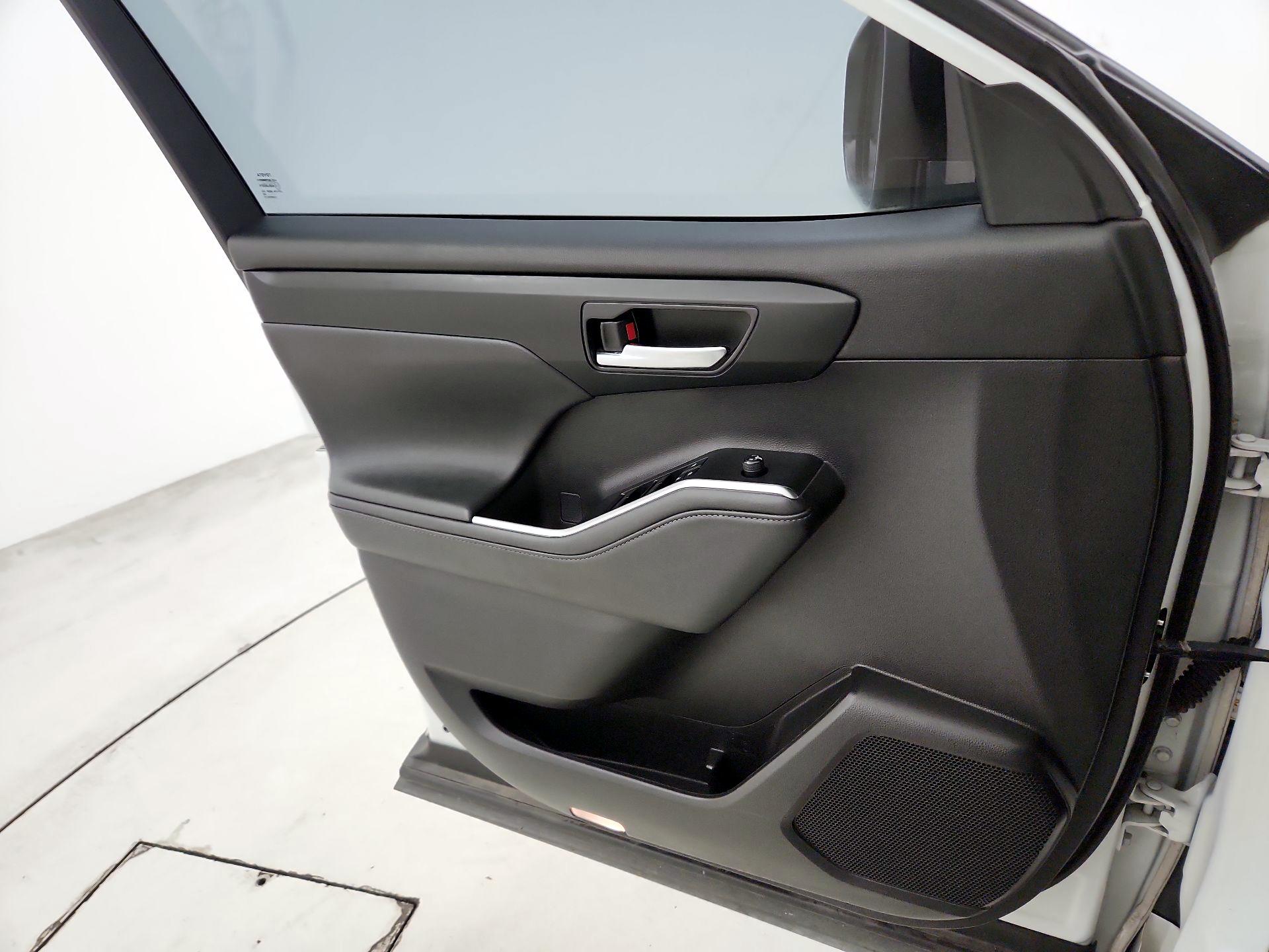 Thumbnail: 2021 Toyota Highlander - 10