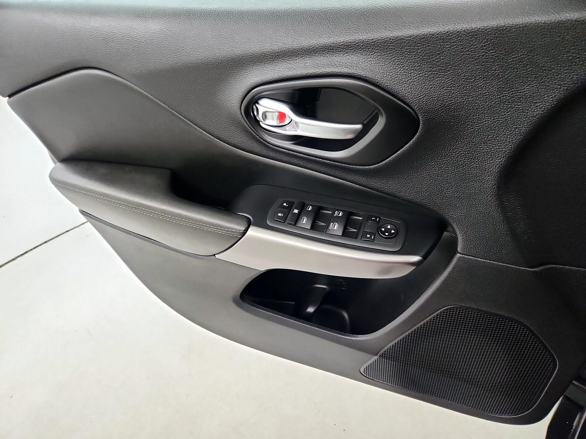 Thumbnail: 2022 Jeep Cherokee - 12