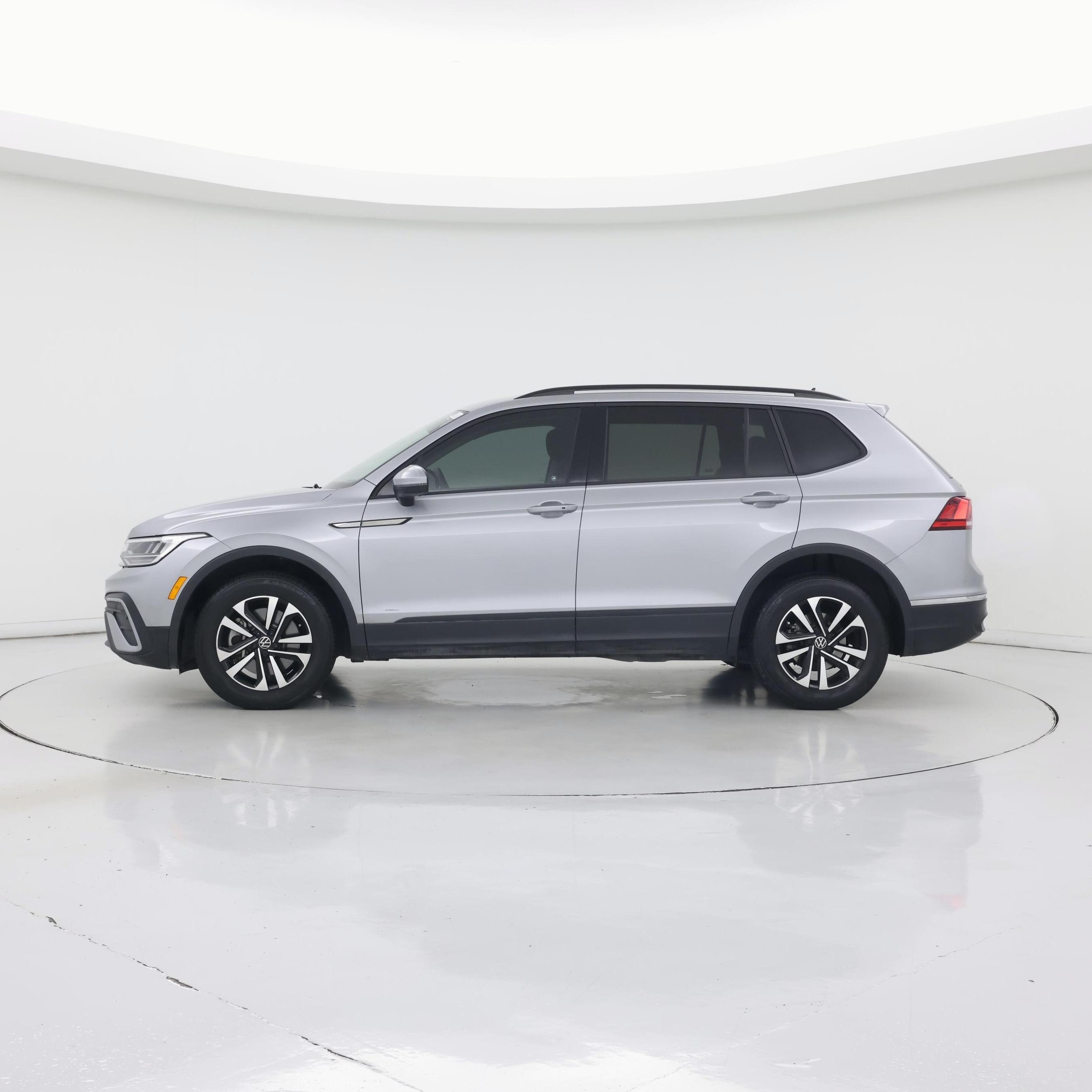 Thumbnail: 2023 Volkswagen Tiguan - 3