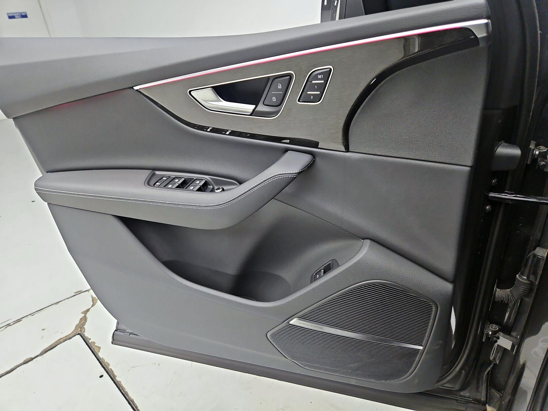 Thumbnail: 2025 Audi Q7 - 12