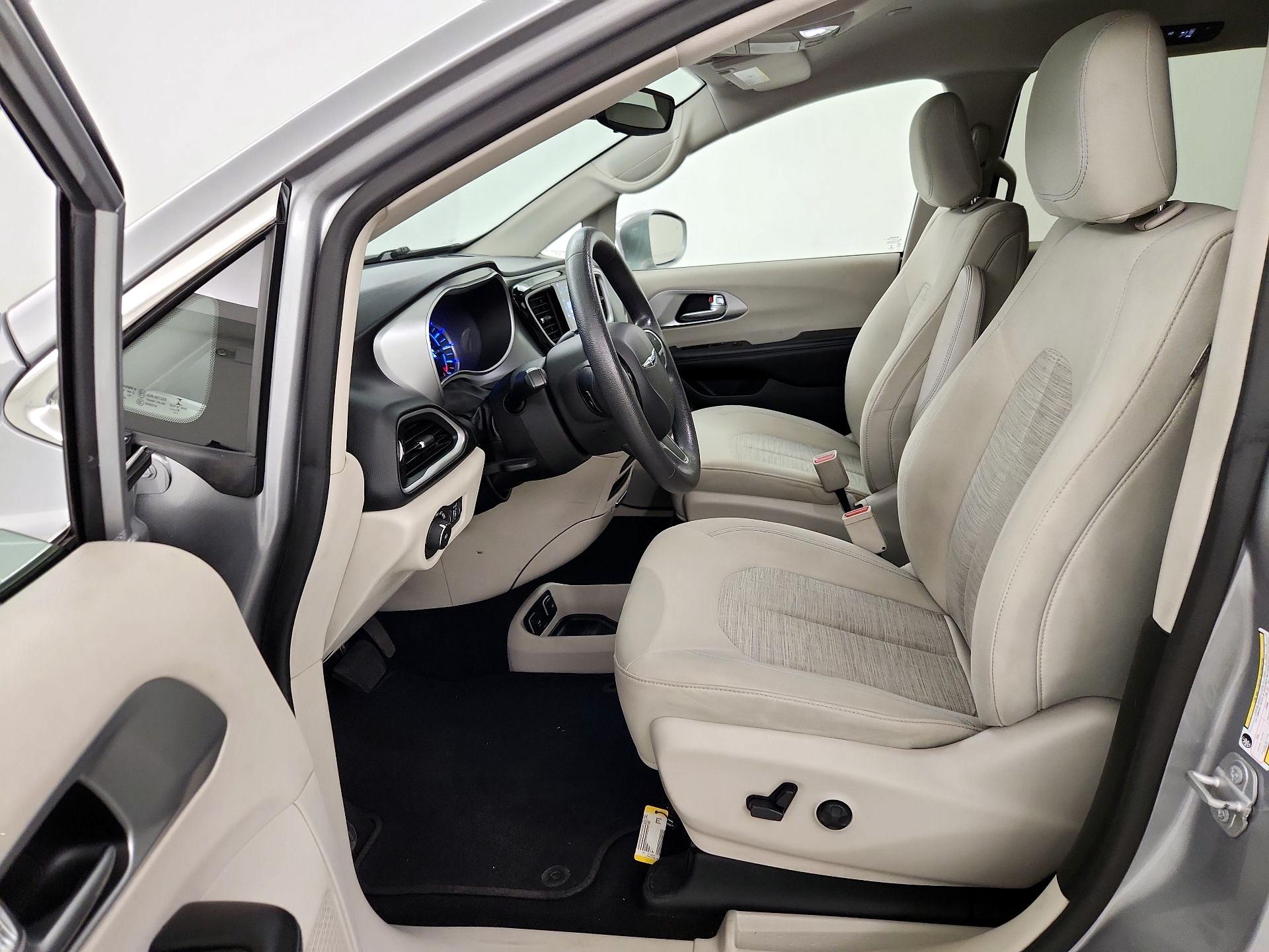 Thumbnail: 2018 Chrysler Pacifica - 11