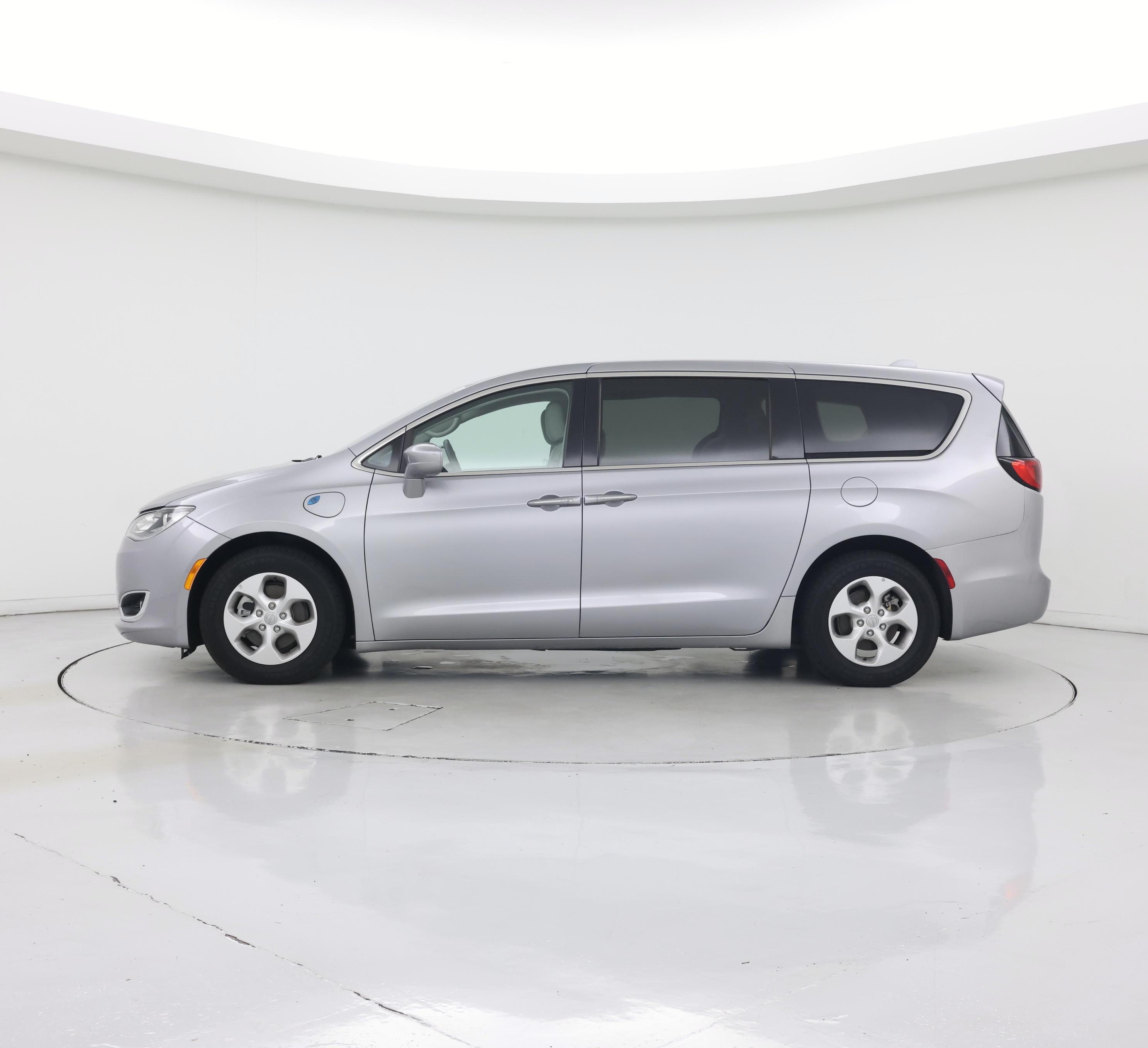 Thumbnail: 2018 Chrysler Pacifica - 3