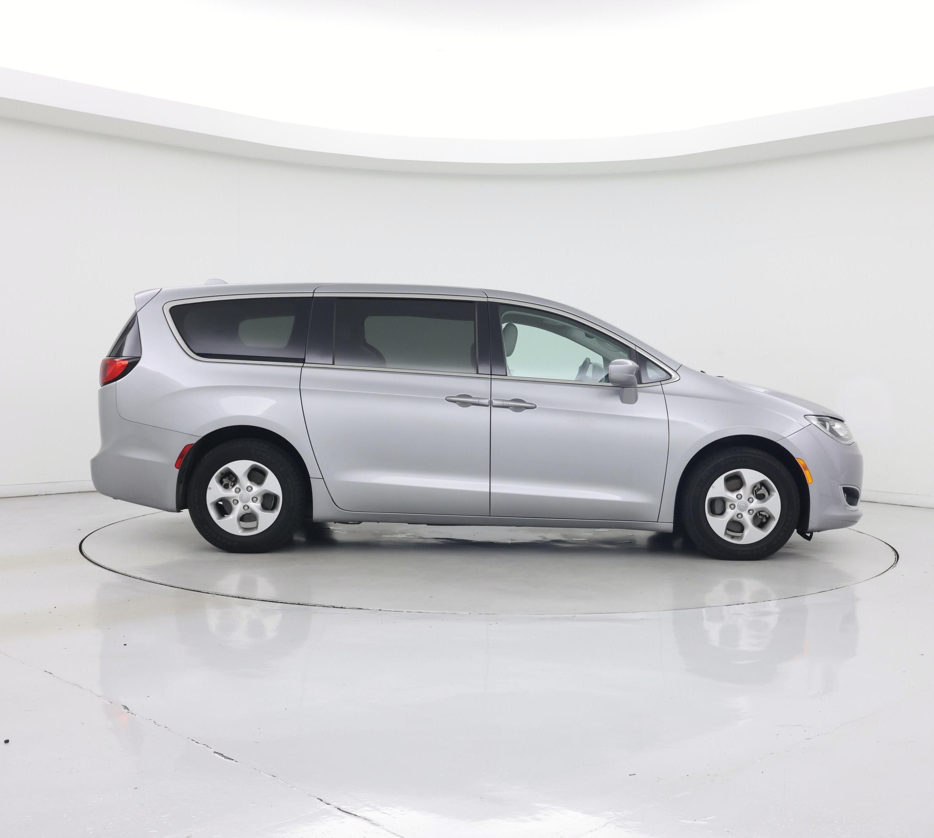 Thumbnail: 2018 Chrysler Pacifica - 7