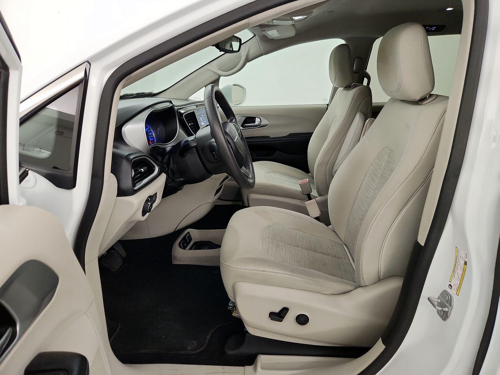 Thumbnail: 2018 Chrysler Pacifica - 11