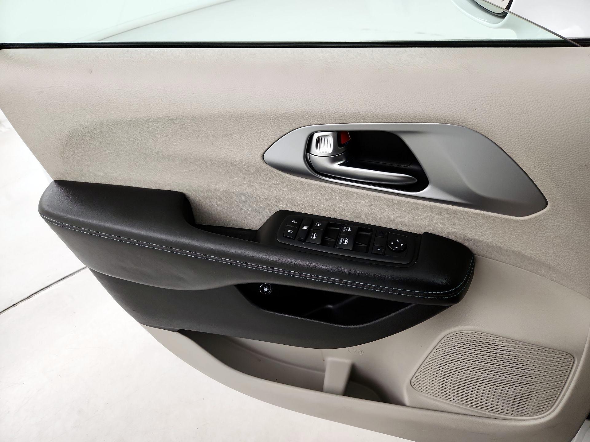 Thumbnail: 2018 Chrysler Pacifica - 12