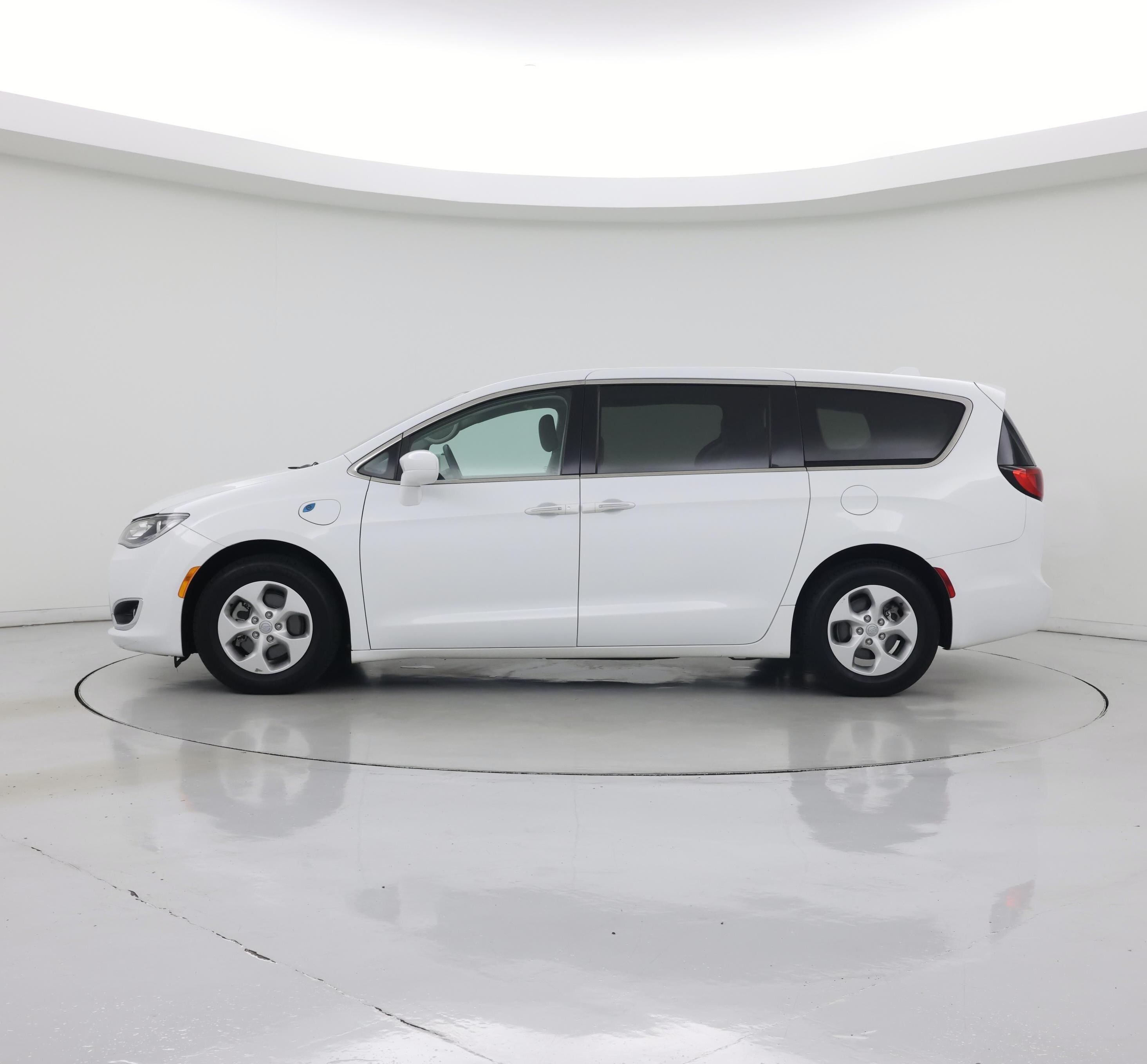 Thumbnail: 2018 Chrysler Pacifica - 3