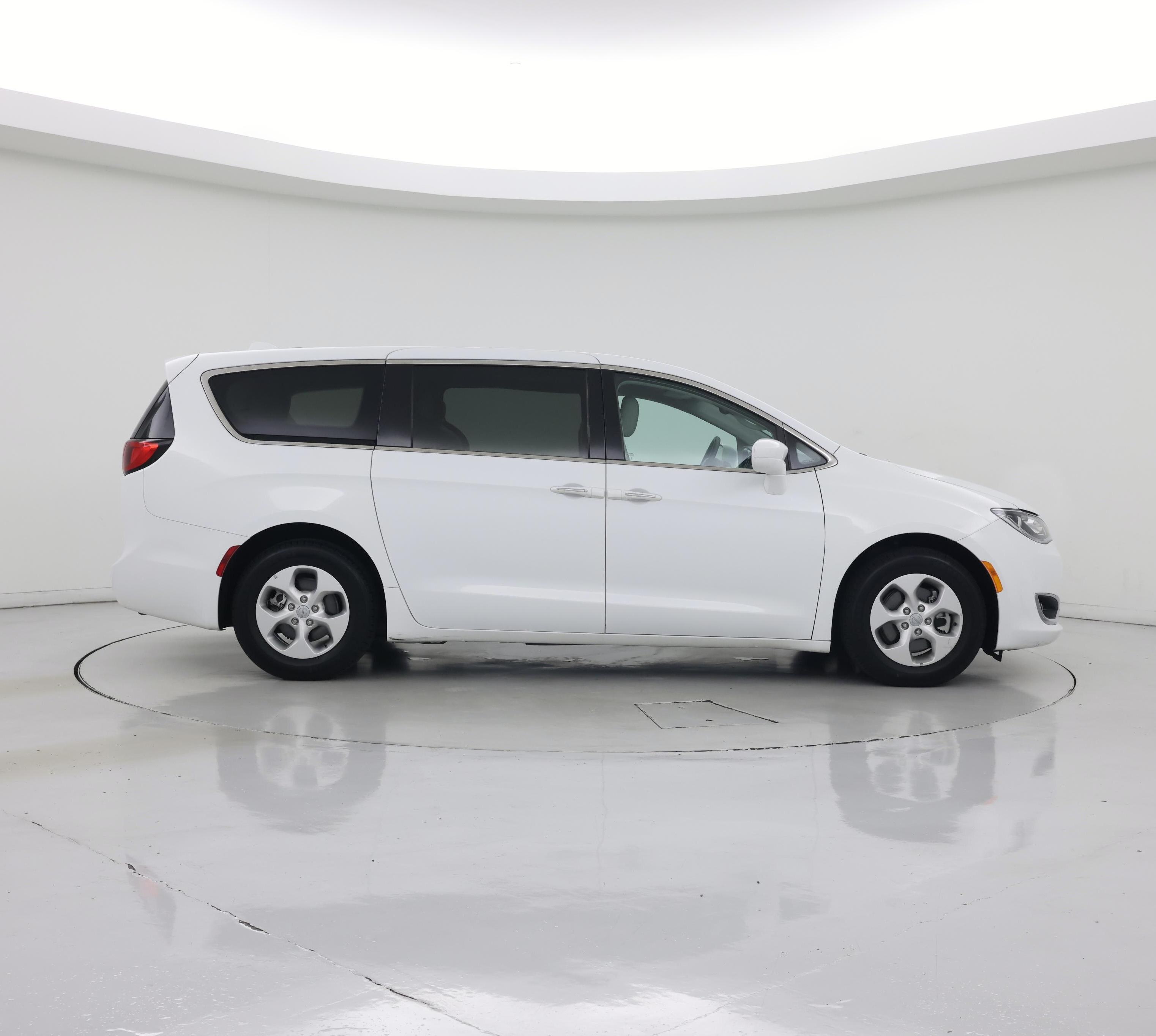 Thumbnail: 2018 Chrysler Pacifica - 7