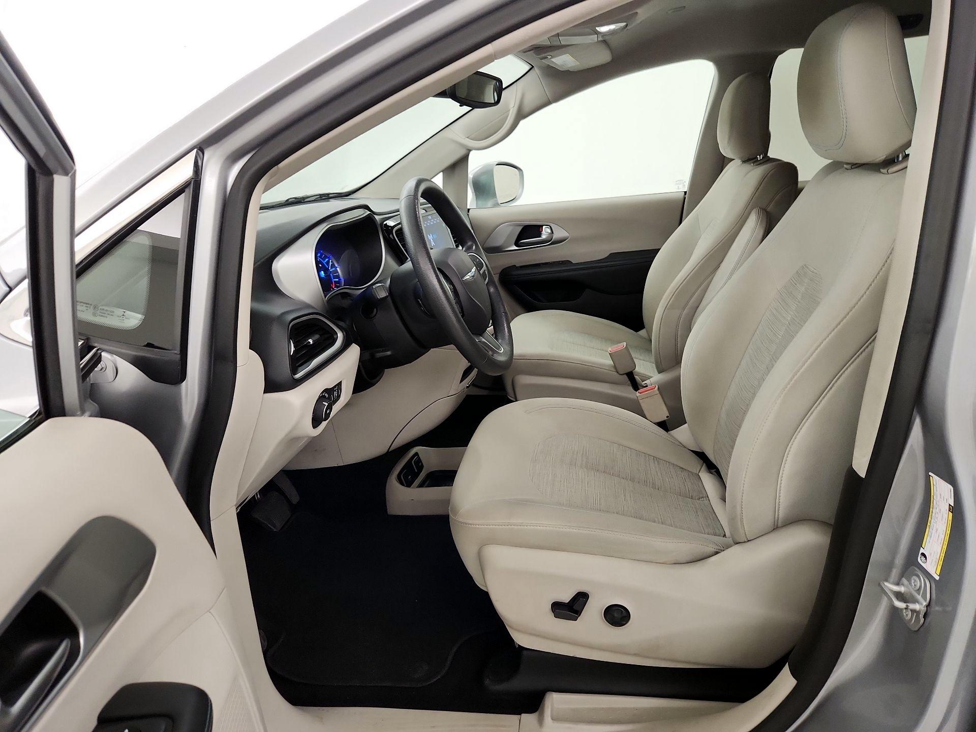 Thumbnail: 2018 Chrysler Pacifica - 11
