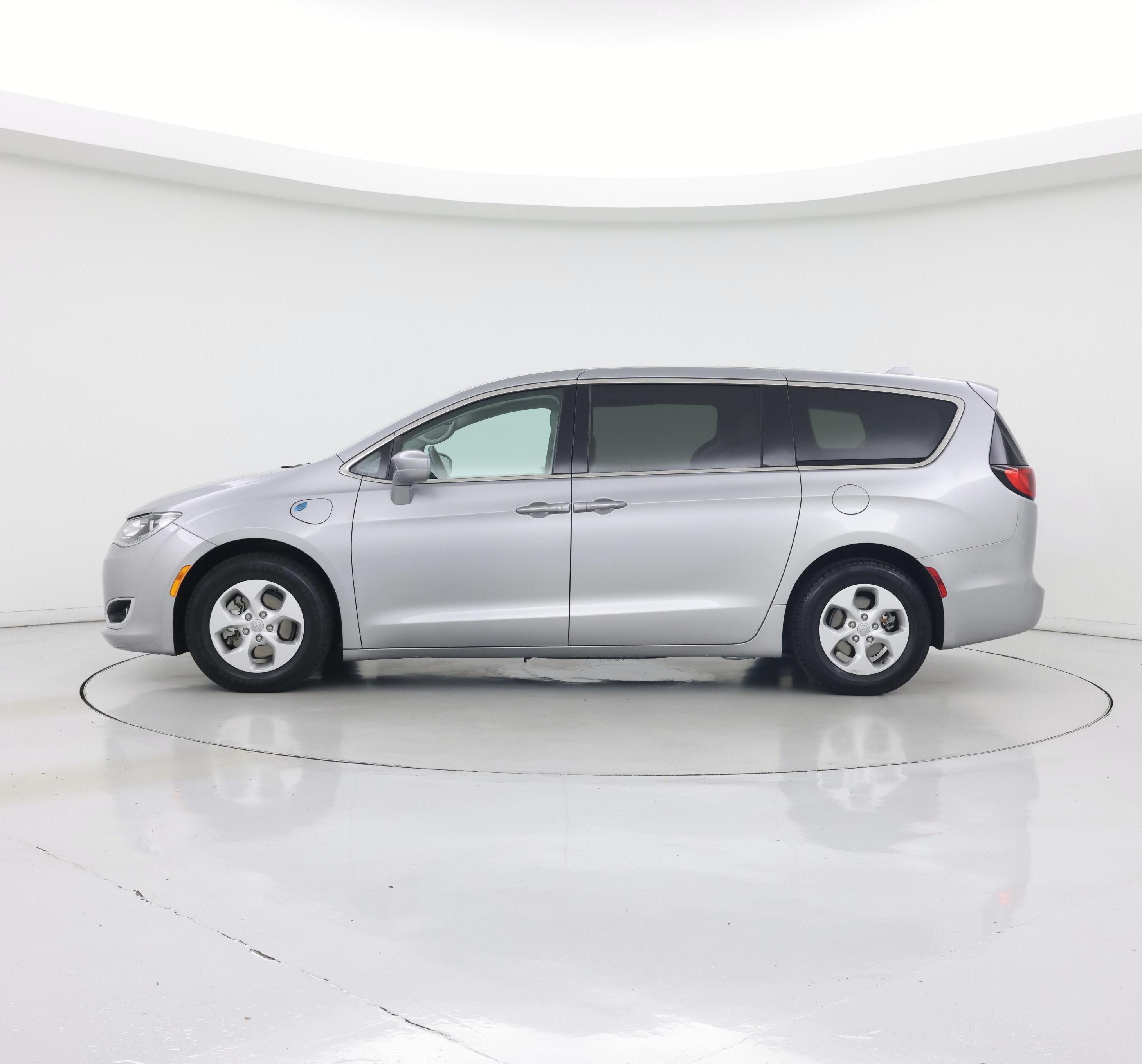 Thumbnail: 2018 Chrysler Pacifica - 3