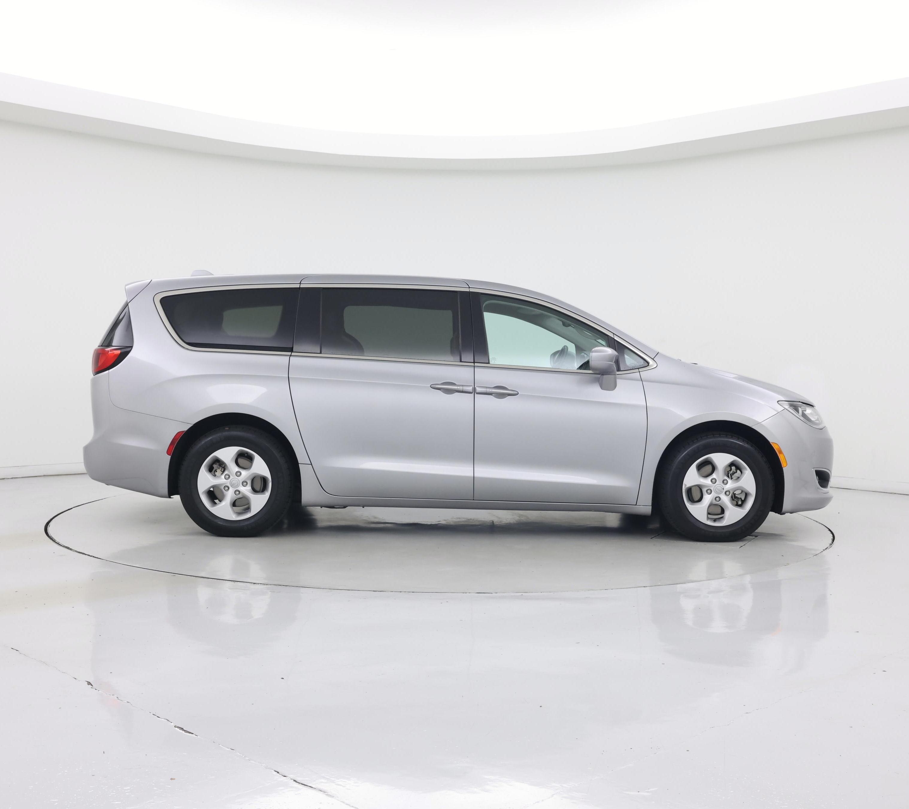 Thumbnail: 2018 Chrysler Pacifica - 7