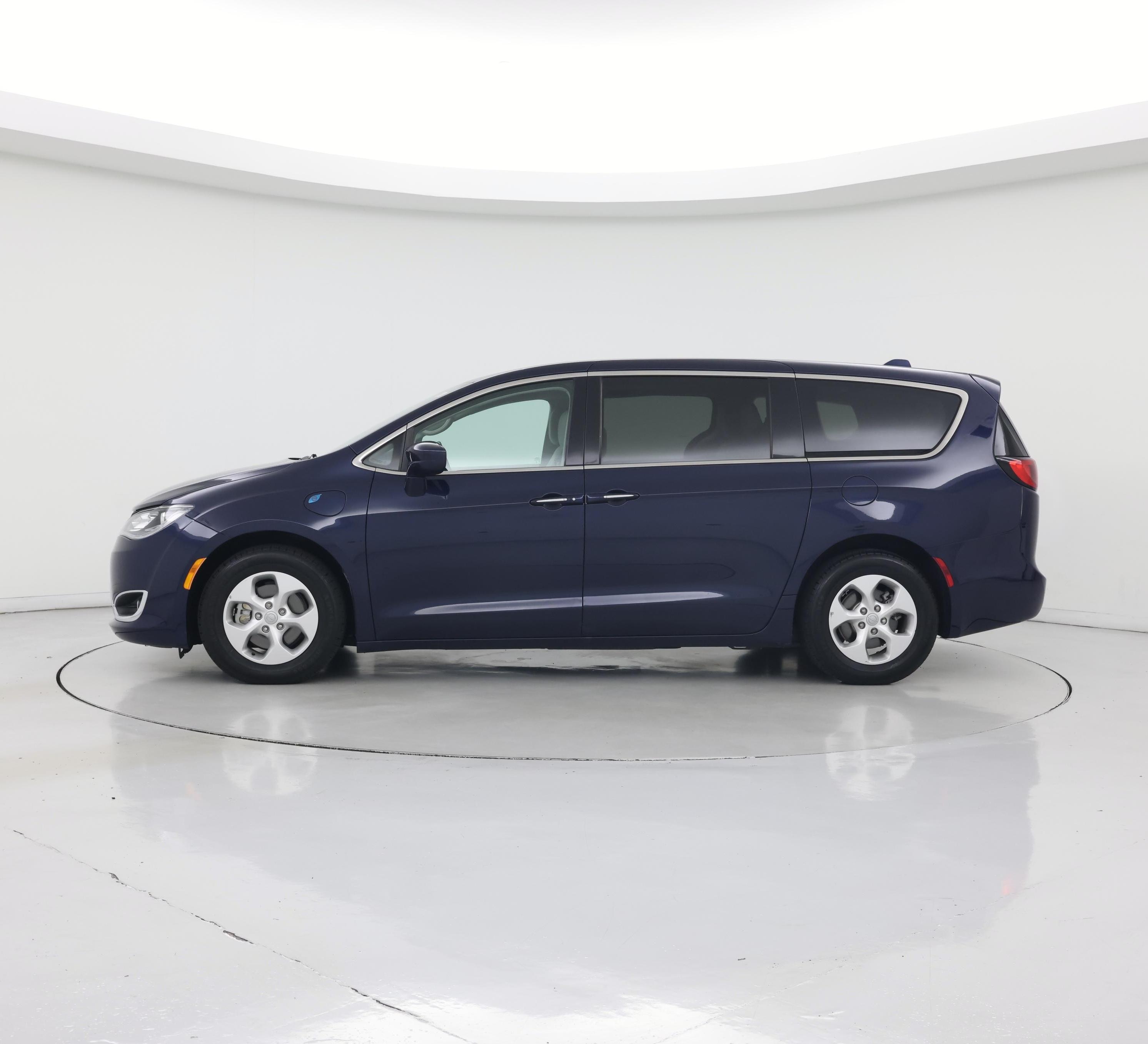Thumbnail: 2018 Chrysler Pacifica - 3