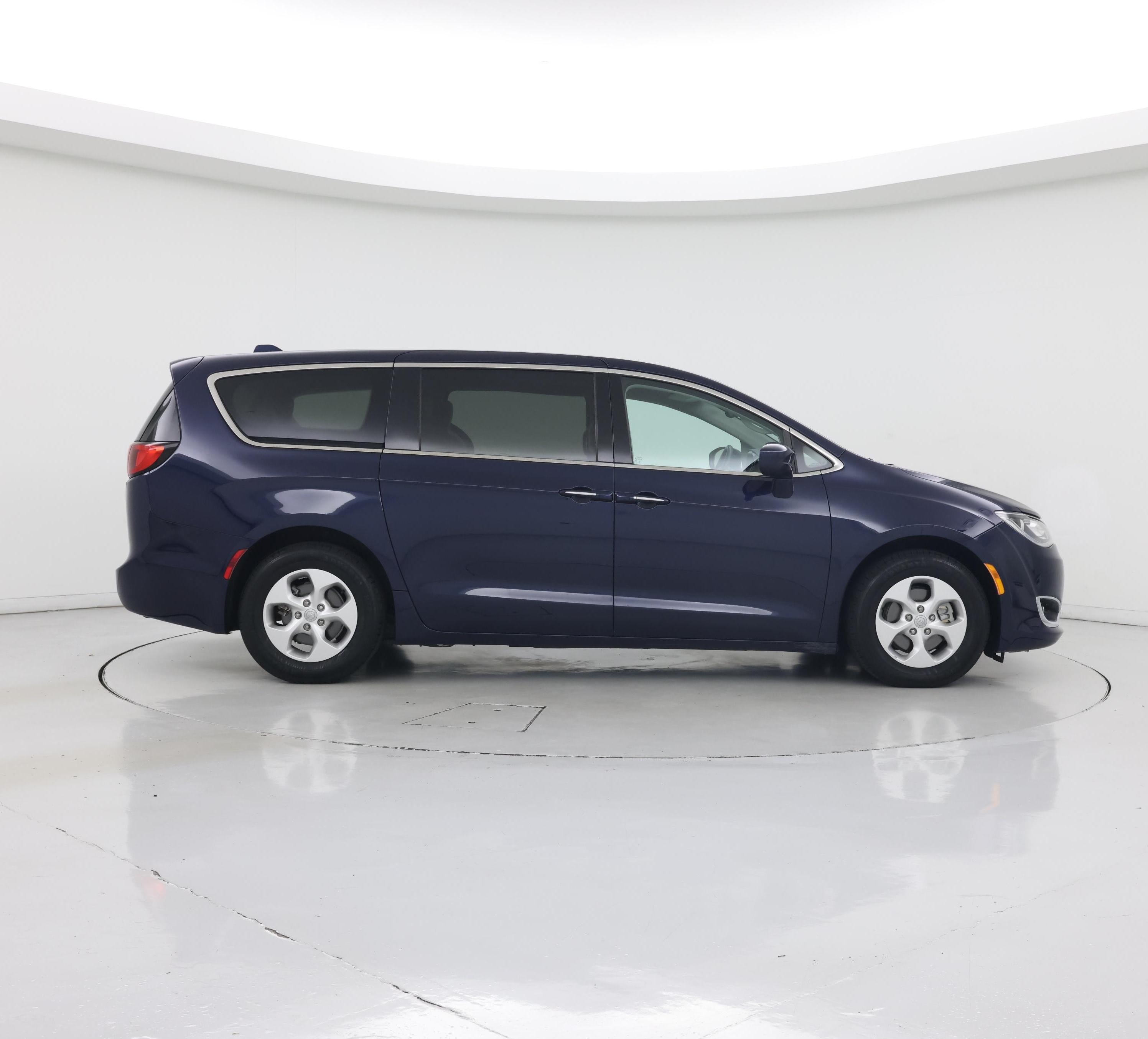 Thumbnail: 2018 Chrysler Pacifica - 7