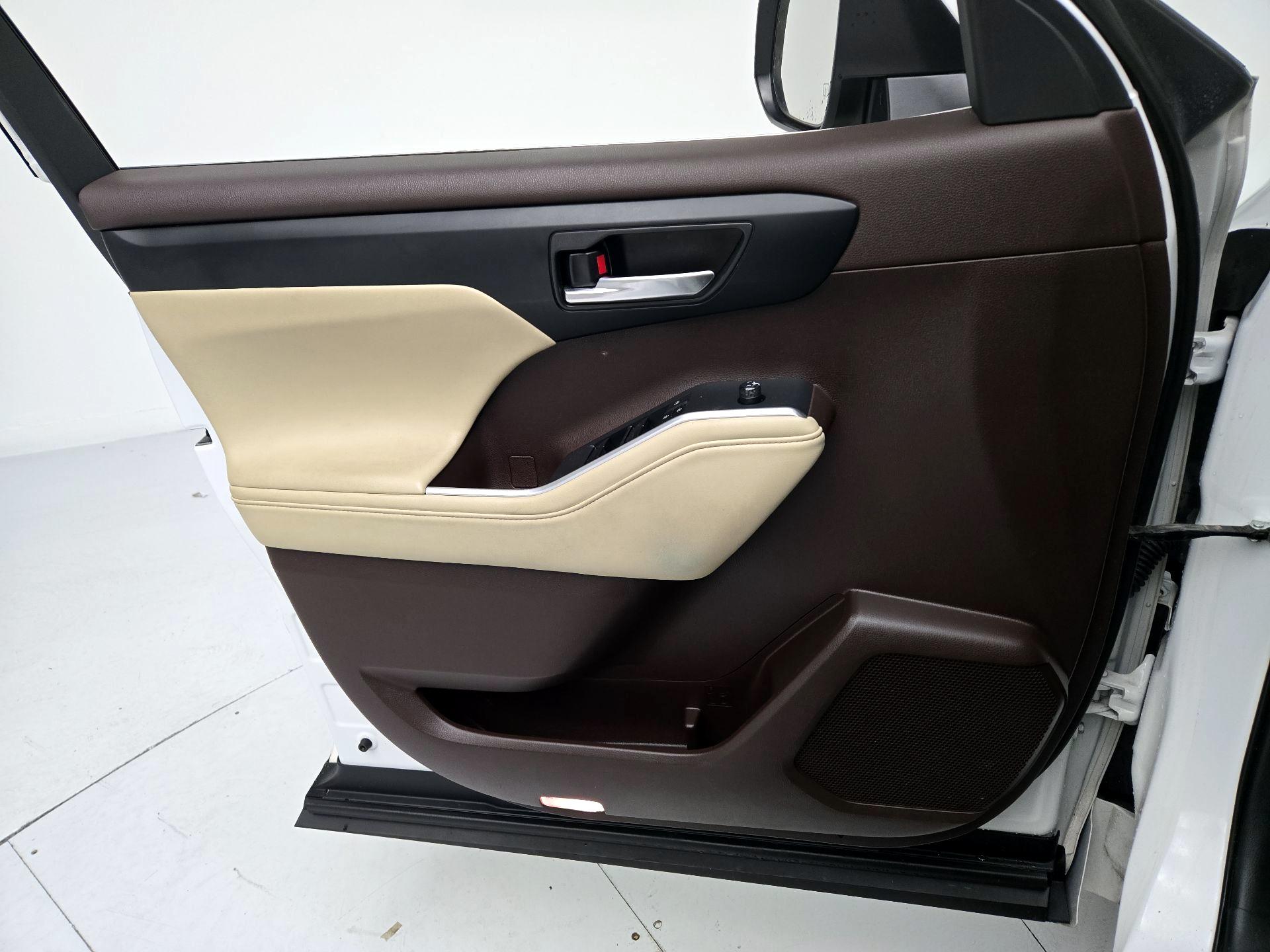 Thumbnail: 2022 Toyota Highlander - 12