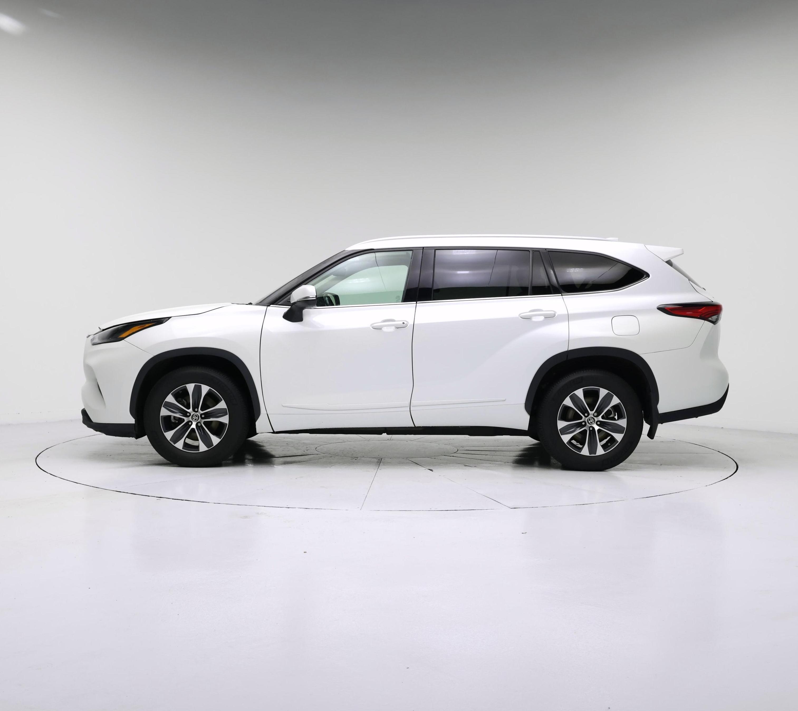 Thumbnail: 2022 Toyota Highlander - 3