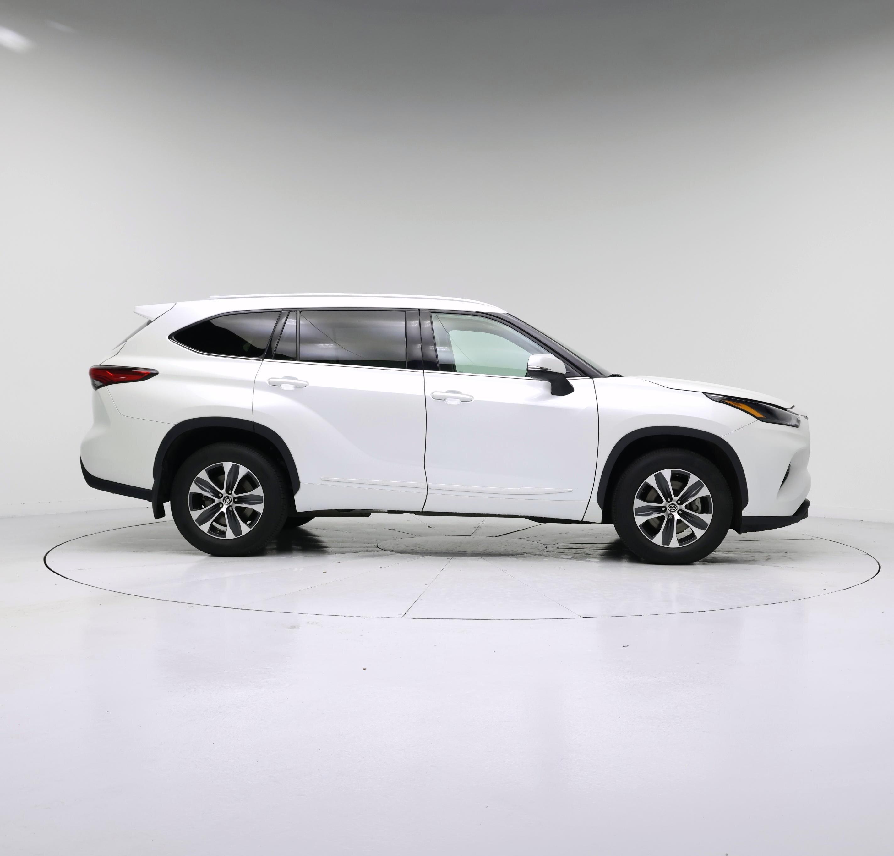 Thumbnail: 2022 Toyota Highlander - 7