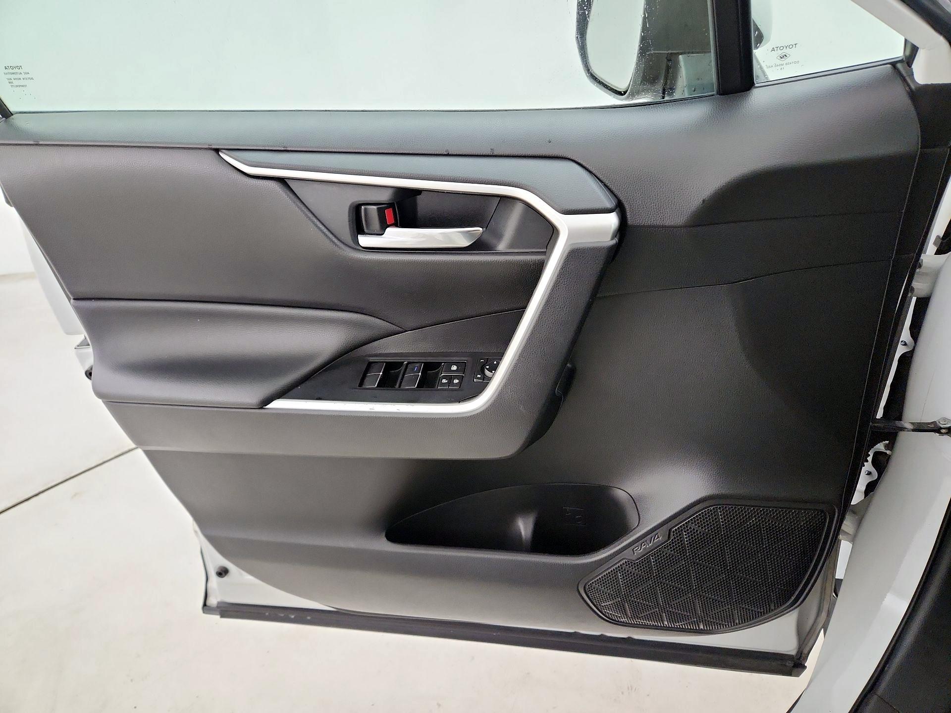 Thumbnail: 2020 Toyota RAV4 - 12