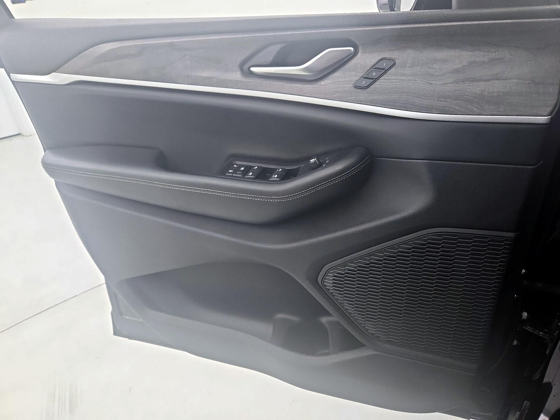 Thumbnail: 2023 Jeep Grand Cherokee - 12