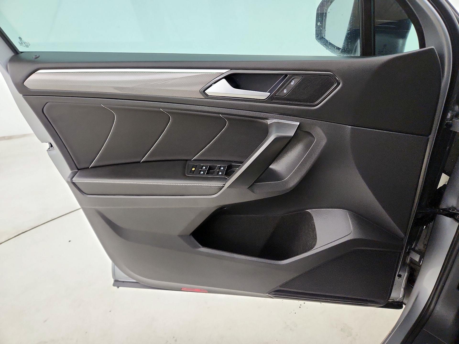 Thumbnail: 2023 Volkswagen Tiguan - 12