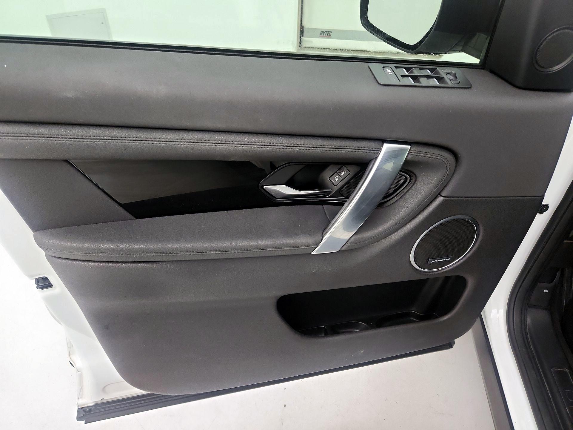 Thumbnail: 2020 Land Rover Discovery Sport - 12