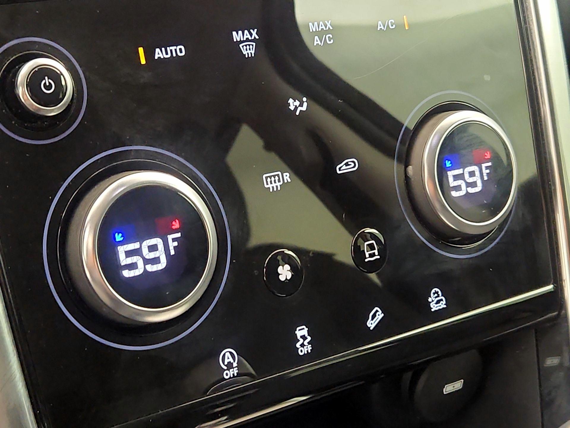 Thumbnail: 2020 Land Rover Discovery Sport - 16