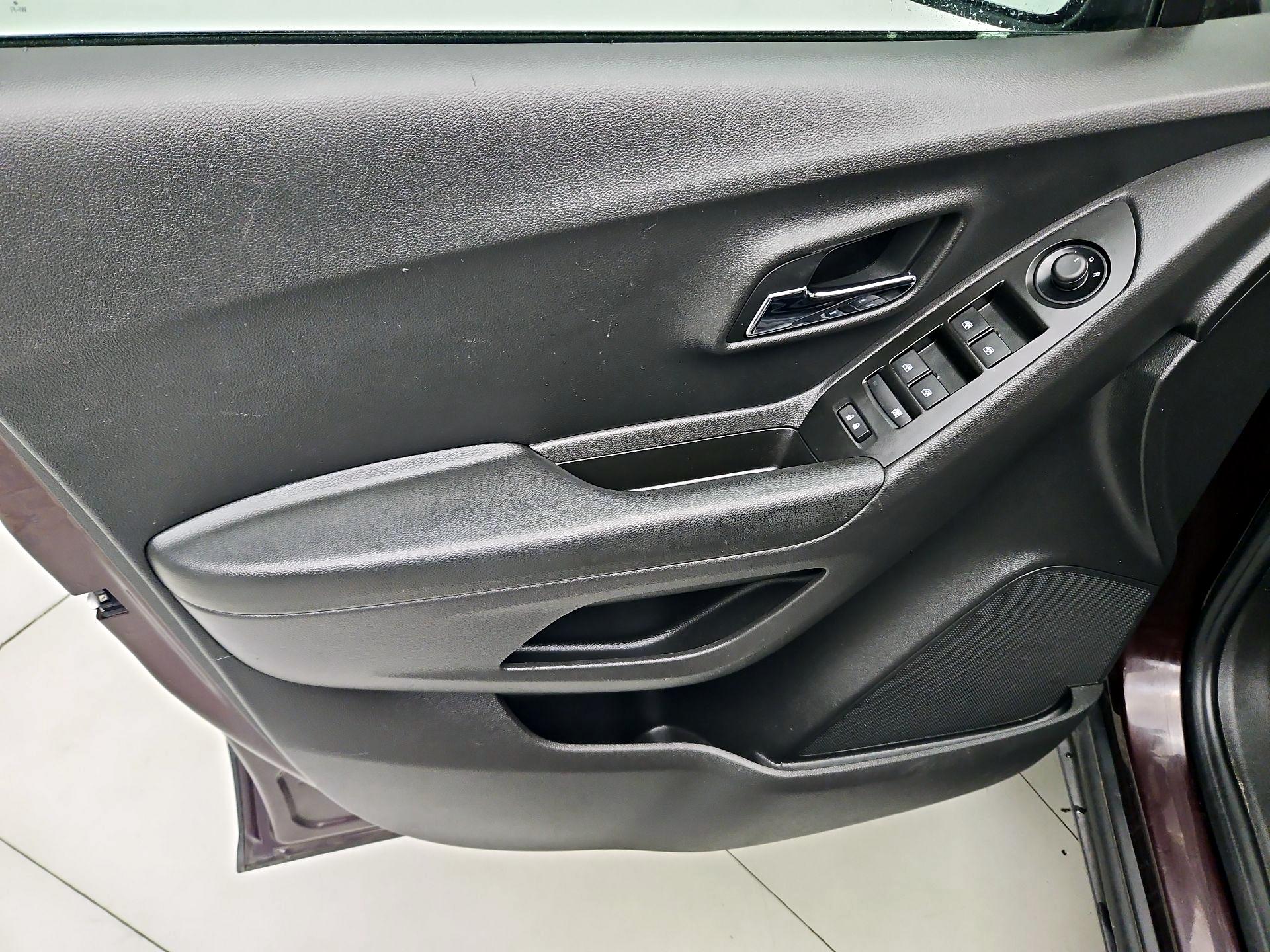 Thumbnail: 2021 Chevrolet Trax - 12